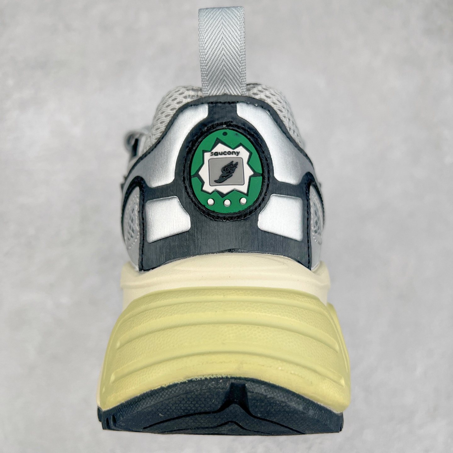 图片[8]-Saucony 2k Cavalry 索康尼骑士2K系列低帮复古老爹风增高休闲运动慢跑鞋 创立至今已经125周年的Saucony一直致力于打造专业性能的跑鞋 让跑者们拥有极致的运动体验 同时大量Saucony Originals的鞋型与外观设计一直被奉为经典 它们身上的复古时尚基因影响了潮流文化的发展 引领着新世代的审美 这一次Saucony Originals带来全新2K CAVALRY「骑士鞋」从经典鞋型中出发 结合当今潮流的设计 演绎不一样的千禧魅力 在本次「House Of Saucony」快闪空间 Saucony重磅发布了全新鞋款：骑士鞋 2K CAVALRY 全新的 2K CAVALRY在Saucony人气常青鞋款Cohesion 2K的基础上重新设计 外形上2K CAVALRY延续了Cohesion 2K的基因 采用了极具辨识度的千禧年风格跑鞋廓形设计 个性且时尚 鞋面加入了大量线条勾勒 与Saucony的经典Logo完美融合 带来了层次感的同时提供了视觉冲击力 同时大底部分采用了更加夸张的厚底设计 增强了鞋子的时尚属性的同时带来了增高效果 全新的 2K CAVALRY采用了低饱和度的颜色设计 以银灰色为主 更加简约百搭 适合不同风格的年轻人 尺码：35.5 36 36.5 37.5 38 38.5 39 40 40.5 41 42 42.5 43 44 44.5 45-选品中心