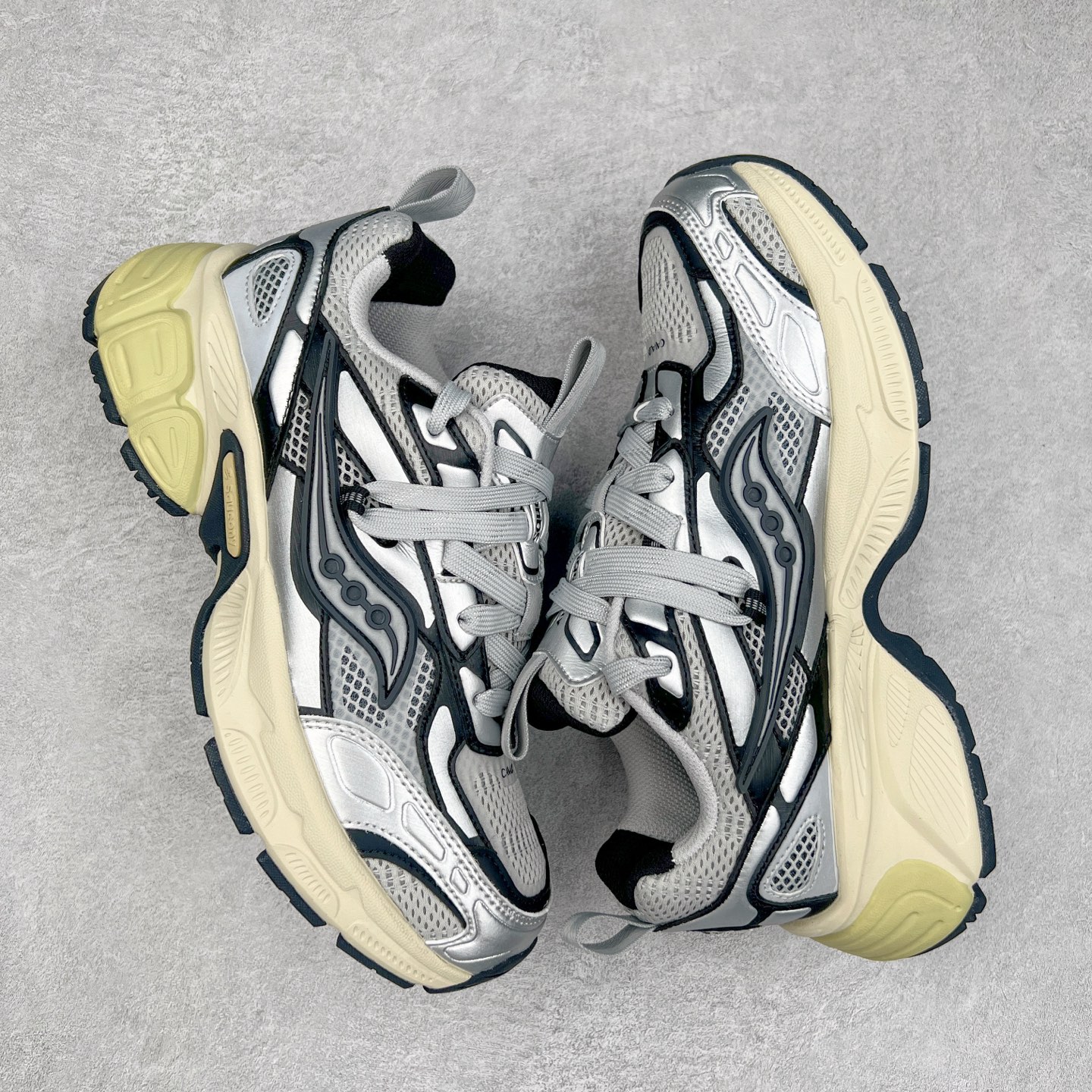 图片[3]-Saucony 2k Cavalry 索康尼骑士2K系列低帮复古老爹风增高休闲运动慢跑鞋 创立至今已经125周年的Saucony一直致力于打造专业性能的跑鞋 让跑者们拥有极致的运动体验 同时大量Saucony Originals的鞋型与外观设计一直被奉为经典 它们身上的复古时尚基因影响了潮流文化的发展 引领着新世代的审美 这一次Saucony Originals带来全新2K CAVALRY「骑士鞋」从经典鞋型中出发 结合当今潮流的设计 演绎不一样的千禧魅力 在本次「House Of Saucony」快闪空间 Saucony重磅发布了全新鞋款：骑士鞋 2K CAVALRY 全新的 2K CAVALRY在Saucony人气常青鞋款Cohesion 2K的基础上重新设计 外形上2K CAVALRY延续了Cohesion 2K的基因 采用了极具辨识度的千禧年风格跑鞋廓形设计 个性且时尚 鞋面加入了大量线条勾勒 与Saucony的经典Logo完美融合 带来了层次感的同时提供了视觉冲击力 同时大底部分采用了更加夸张的厚底设计 增强了鞋子的时尚属性的同时带来了增高效果 全新的 2K CAVALRY采用了低饱和度的颜色设计 以银灰色为主 更加简约百搭 适合不同风格的年轻人 尺码：35.5 36 36.5 37.5 38 38.5 39 40 40.5 41 42 42.5 43 44 44.5 45-选品中心