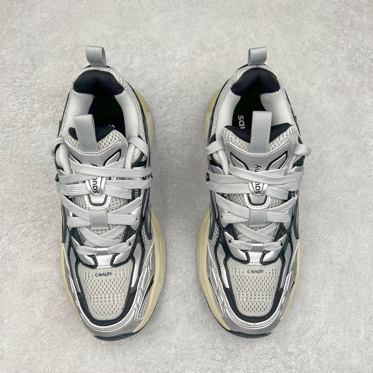 图片[2]-Saucony 2k Cavalry 索康尼骑士2K系列低帮复古老爹风增高休闲运动慢跑鞋 创立至今已经125周年的Saucony一直致力于打造专业性能的跑鞋 让跑者们拥有极致的运动体验 同时大量Saucony Originals的鞋型与外观设计一直被奉为经典 它们身上的复古时尚基因影响了潮流文化的发展 引领着新世代的审美 这一次Saucony Originals带来全新2K CAVALRY「骑士鞋」从经典鞋型中出发 结合当今潮流的设计 演绎不一样的千禧魅力 在本次「House Of Saucony」快闪空间 Saucony重磅发布了全新鞋款：骑士鞋 2K CAVALRY 全新的 2K CAVALRY在Saucony人气常青鞋款Cohesion 2K的基础上重新设计 外形上2K CAVALRY延续了Cohesion 2K的基因 采用了极具辨识度的千禧年风格跑鞋廓形设计 个性且时尚 鞋面加入了大量线条勾勒 与Saucony的经典Logo完美融合 带来了层次感的同时提供了视觉冲击力 同时大底部分采用了更加夸张的厚底设计 增强了鞋子的时尚属性的同时带来了增高效果 全新的 2K CAVALRY采用了低饱和度的颜色设计 以银灰色为主 更加简约百搭 适合不同风格的年轻人 尺码：35.5 36 36.5 37.5 38 38.5 39 40 40.5 41 42 42.5 43 44 44.5 45-选品中心