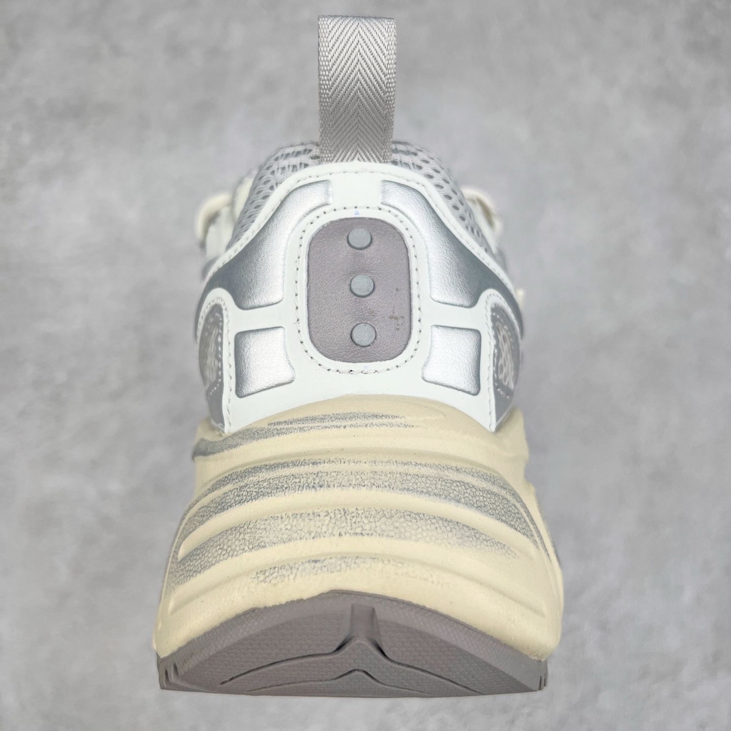 图片[8]-Saucony 2k Cavalry 索康尼骑士2K系列低帮复古老爹风增高休闲运动慢跑鞋 创立至今已经125周年的Saucony一直致力于打造专业性能的跑鞋 让跑者们拥有极致的运动体验 同时大量Saucony Originals的鞋型与外观设计一直被奉为经典 它们身上的复古时尚基因影响了潮流文化的发展 引领着新世代的审美 这一次Saucony Originals带来全新2K CAVALRY「骑士鞋」从经典鞋型中出发 结合当今潮流的设计 演绎不一样的千禧魅力 在本次「House Of Saucony」快闪空间 Saucony重磅发布了全新鞋款：骑士鞋 2K CAVALRY 全新的 2K CAVALRY在Saucony人气常青鞋款Cohesion 2K的基础上重新设计 外形上2K CAVALRY延续了Cohesion 2K的基因 采用了极具辨识度的千禧年风格跑鞋廓形设计 个性且时尚 鞋面加入了大量线条勾勒 与Saucony的经典Logo完美融合 带来了层次感的同时提供了视觉冲击力 同时大底部分采用了更加夸张的厚底设计 增强了鞋子的时尚属性的同时带来了增高效果 全新的 2K CAVALRY采用了低饱和度的颜色设计 以银灰色为主 更加简约百搭 适合不同风格的年轻人 尺码：35.5 36 36.5 37.5 38 38.5 39 40 40.5 41 42 42.5 43 44 44.5 45-选品中心