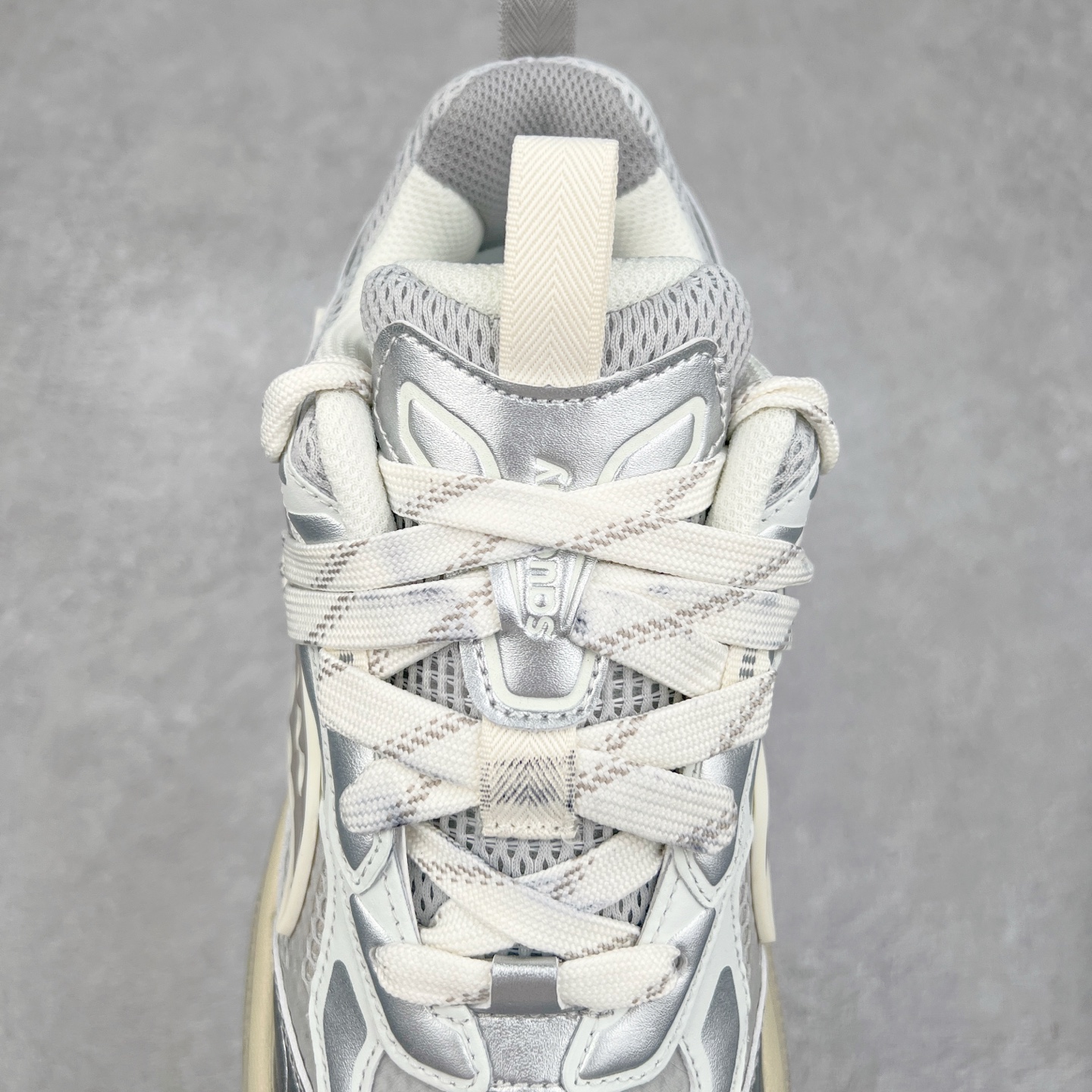 图片[5]-Saucony 2k Cavalry 索康尼骑士2K系列低帮复古老爹风增高休闲运动慢跑鞋 创立至今已经125周年的Saucony一直致力于打造专业性能的跑鞋 让跑者们拥有极致的运动体验 同时大量Saucony Originals的鞋型与外观设计一直被奉为经典 它们身上的复古时尚基因影响了潮流文化的发展 引领着新世代的审美 这一次Saucony Originals带来全新2K CAVALRY「骑士鞋」从经典鞋型中出发 结合当今潮流的设计 演绎不一样的千禧魅力 在本次「House Of Saucony」快闪空间 Saucony重磅发布了全新鞋款：骑士鞋 2K CAVALRY 全新的 2K CAVALRY在Saucony人气常青鞋款Cohesion 2K的基础上重新设计 外形上2K CAVALRY延续了Cohesion 2K的基因 采用了极具辨识度的千禧年风格跑鞋廓形设计 个性且时尚 鞋面加入了大量线条勾勒 与Saucony的经典Logo完美融合 带来了层次感的同时提供了视觉冲击力 同时大底部分采用了更加夸张的厚底设计 增强了鞋子的时尚属性的同时带来了增高效果 全新的 2K CAVALRY采用了低饱和度的颜色设计 以银灰色为主 更加简约百搭 适合不同风格的年轻人 尺码：35.5 36 36.5 37.5 38 38.5 39 40 40.5 41 42 42.5 43 44 44.5 45-选品中心