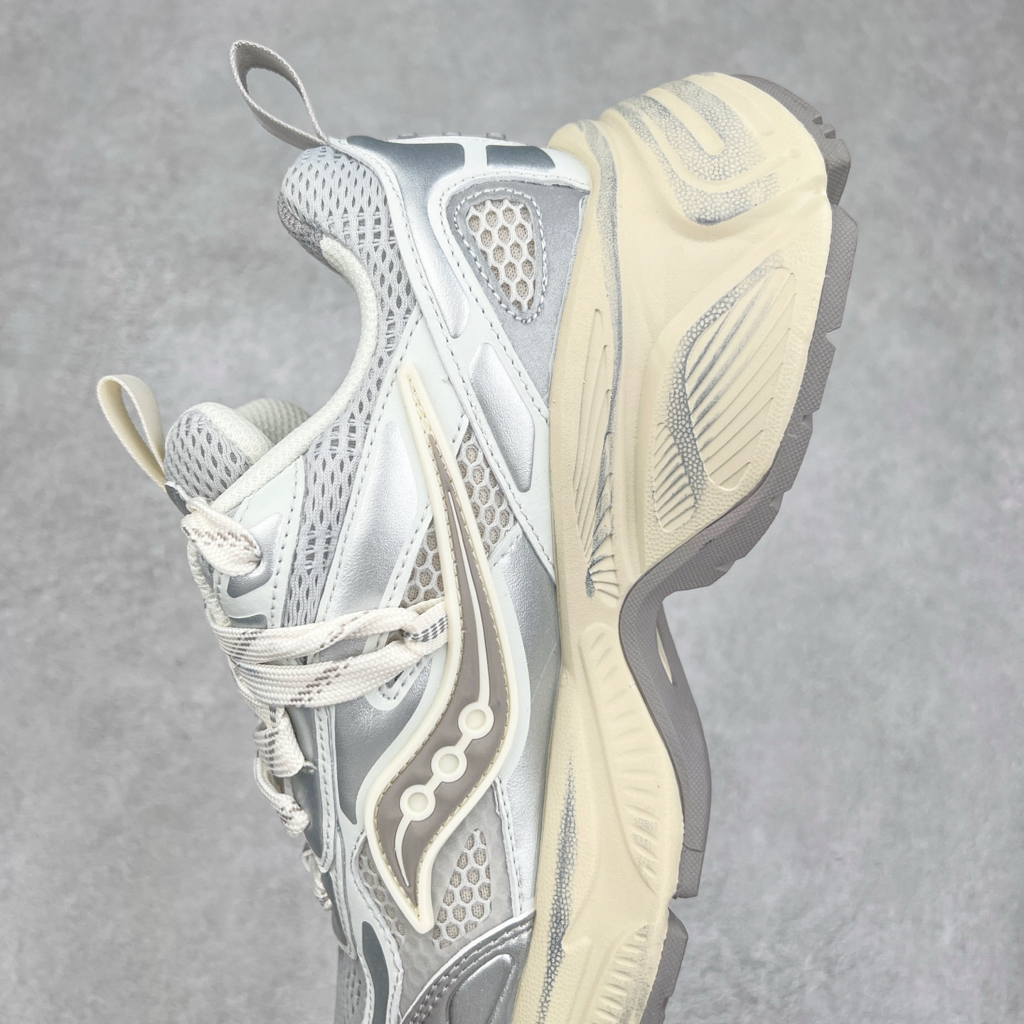 图片[7]-Saucony 2k Cavalry 索康尼骑士2K系列低帮复古老爹风增高休闲运动慢跑鞋 创立至今已经125周年的Saucony一直致力于打造专业性能的跑鞋 让跑者们拥有极致的运动体验 同时大量Saucony Originals的鞋型与外观设计一直被奉为经典 它们身上的复古时尚基因影响了潮流文化的发展 引领着新世代的审美 这一次Saucony Originals带来全新2K CAVALRY「骑士鞋」从经典鞋型中出发 结合当今潮流的设计 演绎不一样的千禧魅力 在本次「House Of Saucony」快闪空间 Saucony重磅发布了全新鞋款：骑士鞋 2K CAVALRY 全新的 2K CAVALRY在Saucony人气常青鞋款Cohesion 2K的基础上重新设计 外形上2K CAVALRY延续了Cohesion 2K的基因 采用了极具辨识度的千禧年风格跑鞋廓形设计 个性且时尚 鞋面加入了大量线条勾勒 与Saucony的经典Logo完美融合 带来了层次感的同时提供了视觉冲击力 同时大底部分采用了更加夸张的厚底设计 增强了鞋子的时尚属性的同时带来了增高效果 全新的 2K CAVALRY采用了低饱和度的颜色设计 以银灰色为主 更加简约百搭 适合不同风格的年轻人 尺码：35.5 36 36.5 37.5 38 38.5 39 40 40.5 41 42 42.5 43 44 44.5 45-选品中心