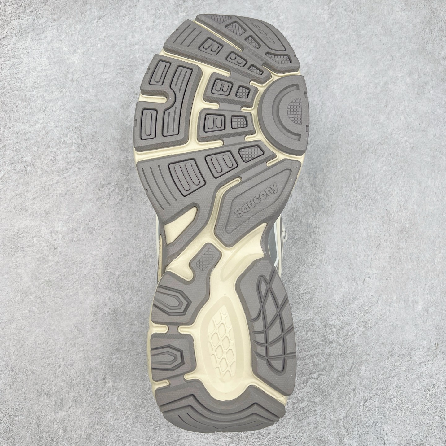 图片[9]-Saucony 2k Cavalry 索康尼骑士2K系列低帮复古老爹风增高休闲运动慢跑鞋 创立至今已经125周年的Saucony一直致力于打造专业性能的跑鞋 让跑者们拥有极致的运动体验 同时大量Saucony Originals的鞋型与外观设计一直被奉为经典 它们身上的复古时尚基因影响了潮流文化的发展 引领着新世代的审美 这一次Saucony Originals带来全新2K CAVALRY「骑士鞋」从经典鞋型中出发 结合当今潮流的设计 演绎不一样的千禧魅力 在本次「House Of Saucony」快闪空间 Saucony重磅发布了全新鞋款：骑士鞋 2K CAVALRY 全新的 2K CAVALRY在Saucony人气常青鞋款Cohesion 2K的基础上重新设计 外形上2K CAVALRY延续了Cohesion 2K的基因 采用了极具辨识度的千禧年风格跑鞋廓形设计 个性且时尚 鞋面加入了大量线条勾勒 与Saucony的经典Logo完美融合 带来了层次感的同时提供了视觉冲击力 同时大底部分采用了更加夸张的厚底设计 增强了鞋子的时尚属性的同时带来了增高效果 全新的 2K CAVALRY采用了低饱和度的颜色设计 以银灰色为主 更加简约百搭 适合不同风格的年轻人 尺码：35.5 36 36.5 37.5 38 38.5 39 40 40.5 41 42 42.5 43 44 44.5 45-选品中心