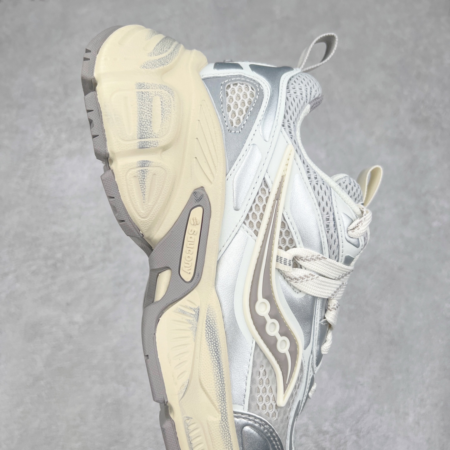 图片[6]-Saucony 2k Cavalry 索康尼骑士2K系列低帮复古老爹风增高休闲运动慢跑鞋 创立至今已经125周年的Saucony一直致力于打造专业性能的跑鞋 让跑者们拥有极致的运动体验 同时大量Saucony Originals的鞋型与外观设计一直被奉为经典 它们身上的复古时尚基因影响了潮流文化的发展 引领着新世代的审美 这一次Saucony Originals带来全新2K CAVALRY「骑士鞋」从经典鞋型中出发 结合当今潮流的设计 演绎不一样的千禧魅力 在本次「House Of Saucony」快闪空间 Saucony重磅发布了全新鞋款：骑士鞋 2K CAVALRY 全新的 2K CAVALRY在Saucony人气常青鞋款Cohesion 2K的基础上重新设计 外形上2K CAVALRY延续了Cohesion 2K的基因 采用了极具辨识度的千禧年风格跑鞋廓形设计 个性且时尚 鞋面加入了大量线条勾勒 与Saucony的经典Logo完美融合 带来了层次感的同时提供了视觉冲击力 同时大底部分采用了更加夸张的厚底设计 增强了鞋子的时尚属性的同时带来了增高效果 全新的 2K CAVALRY采用了低饱和度的颜色设计 以银灰色为主 更加简约百搭 适合不同风格的年轻人 尺码：35.5 36 36.5 37.5 38 38.5 39 40 40.5 41 42 42.5 43 44 44.5 45-选品中心