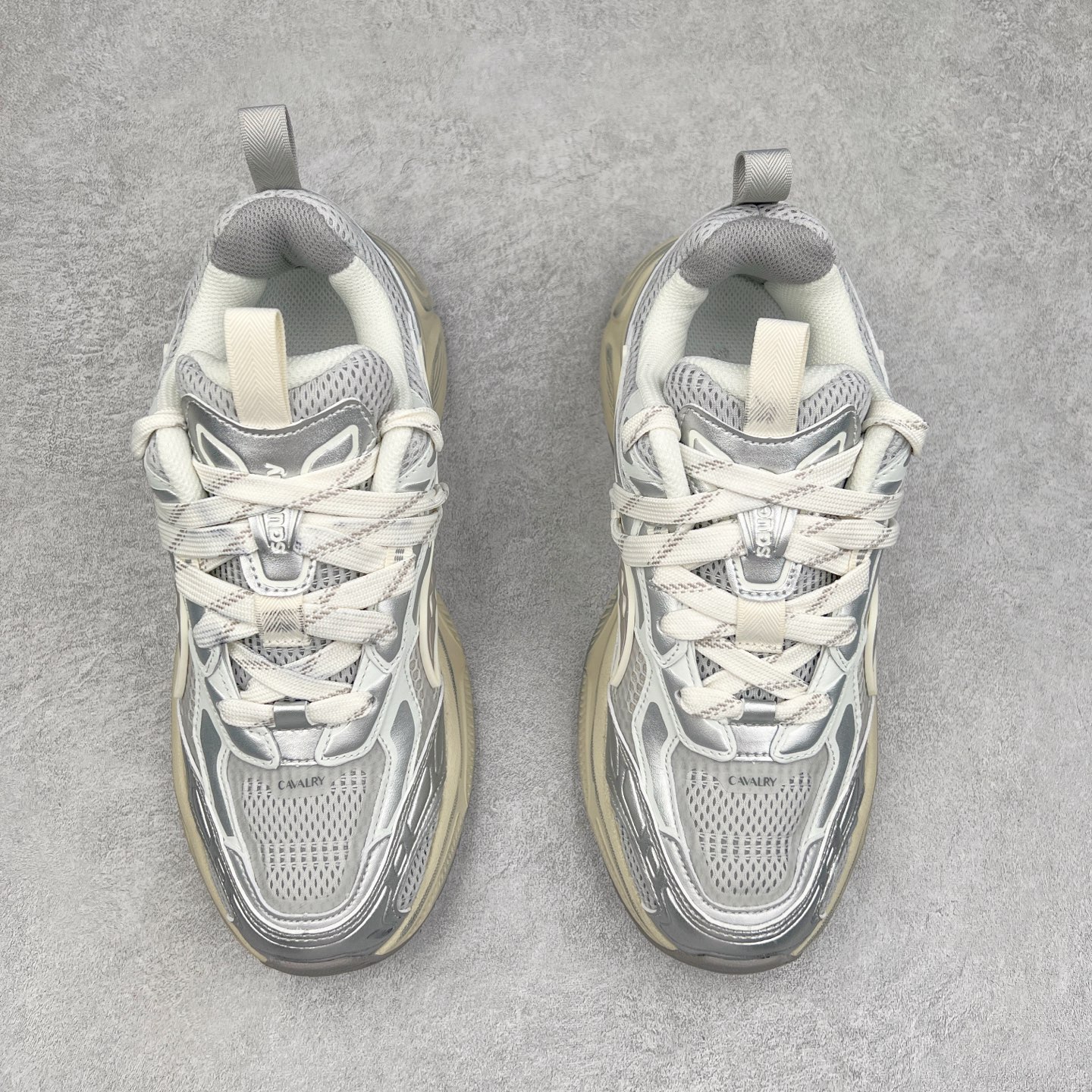 图片[2]-Saucony 2k Cavalry 索康尼骑士2K系列低帮复古老爹风增高休闲运动慢跑鞋 创立至今已经125周年的Saucony一直致力于打造专业性能的跑鞋 让跑者们拥有极致的运动体验 同时大量Saucony Originals的鞋型与外观设计一直被奉为经典 它们身上的复古时尚基因影响了潮流文化的发展 引领着新世代的审美 这一次Saucony Originals带来全新2K CAVALRY「骑士鞋」从经典鞋型中出发 结合当今潮流的设计 演绎不一样的千禧魅力 在本次「House Of Saucony」快闪空间 Saucony重磅发布了全新鞋款：骑士鞋 2K CAVALRY 全新的 2K CAVALRY在Saucony人气常青鞋款Cohesion 2K的基础上重新设计 外形上2K CAVALRY延续了Cohesion 2K的基因 采用了极具辨识度的千禧年风格跑鞋廓形设计 个性且时尚 鞋面加入了大量线条勾勒 与Saucony的经典Logo完美融合 带来了层次感的同时提供了视觉冲击力 同时大底部分采用了更加夸张的厚底设计 增强了鞋子的时尚属性的同时带来了增高效果 全新的 2K CAVALRY采用了低饱和度的颜色设计 以银灰色为主 更加简约百搭 适合不同风格的年轻人 尺码：35.5 36 36.5 37.5 38 38.5 39 40 40.5 41 42 42.5 43 44 44.5 45-选品中心