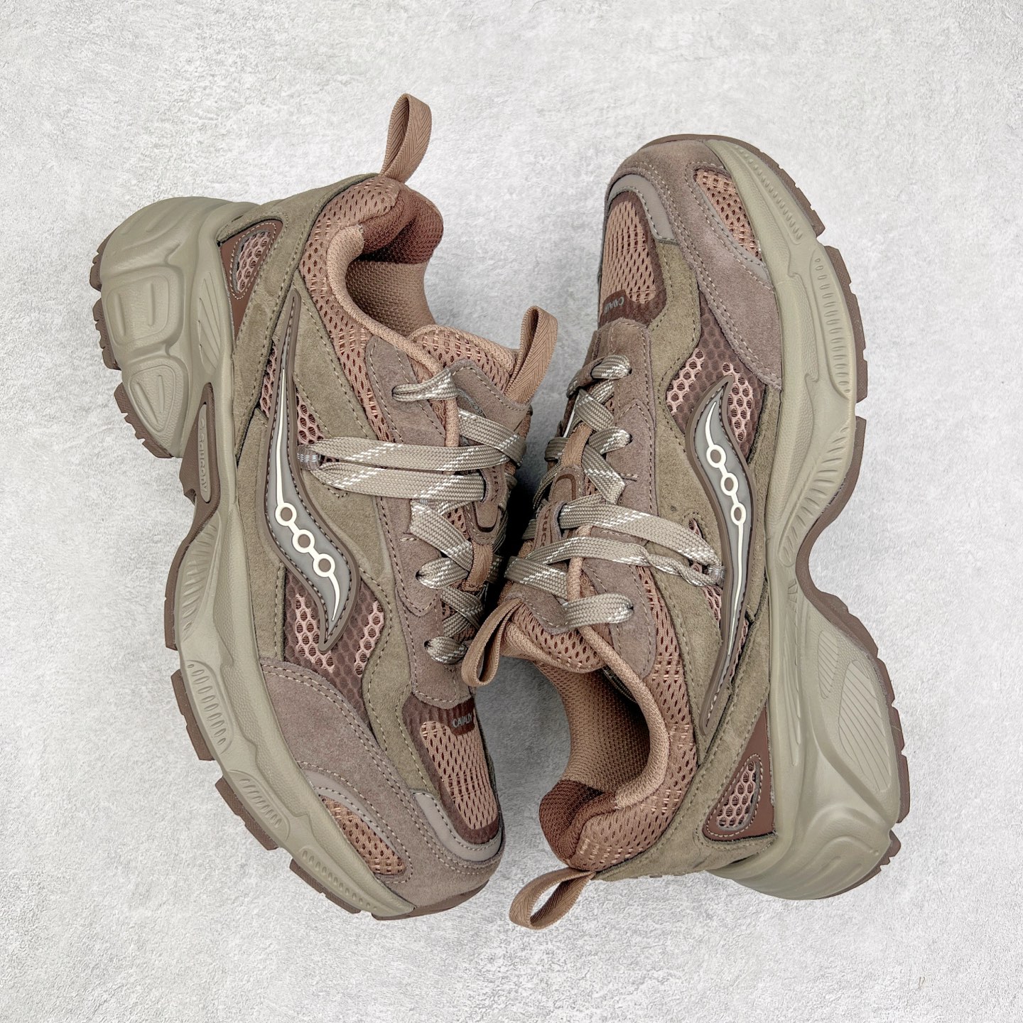 图片[3]-Saucony 2k Cavalry 索康尼骑士2K系列低帮复古老爹风增高休闲运动慢跑鞋 创立至今已经125周年的Saucony一直致力于打造专业性能的跑鞋 让跑者们拥有极致的运动体验 同时大量Saucony Originals的鞋型与外观设计一直被奉为经典 它们身上的复古时尚基因影响了潮流文化的发展 引领着新世代的审美 这一次Saucony Originals带来全新2K CAVALRY「骑士鞋」从经典鞋型中出发 结合当今潮流的设计 演绎不一样的千禧魅力 在本次「House Of Saucony」快闪空间 Saucony重磅发布了全新鞋款：骑士鞋 2K CAVALRY 全新的 2K CAVALRY在Saucony人气常青鞋款Cohesion 2K的基础上重新设计 外形上2K CAVALRY延续了Cohesion 2K的基因 采用了极具辨识度的千禧年风格跑鞋廓形设计 个性且时尚 鞋面加入了大量线条勾勒 与Saucony的经典Logo完美融合 带来了层次感的同时提供了视觉冲击力 同时大底部分采用了更加夸张的厚底设计 增强了鞋子的时尚属性的同时带来了增高效果 全新的 2K CAVALRY采用了低饱和度的颜色设计 以银灰色为主 更加简约百搭 适合不同风格的年轻人 尺码：35.5 36 36.5 37.5 38 38.5 39 40 40.5 41 42 42.5 43 44 44.5 45-选品中心