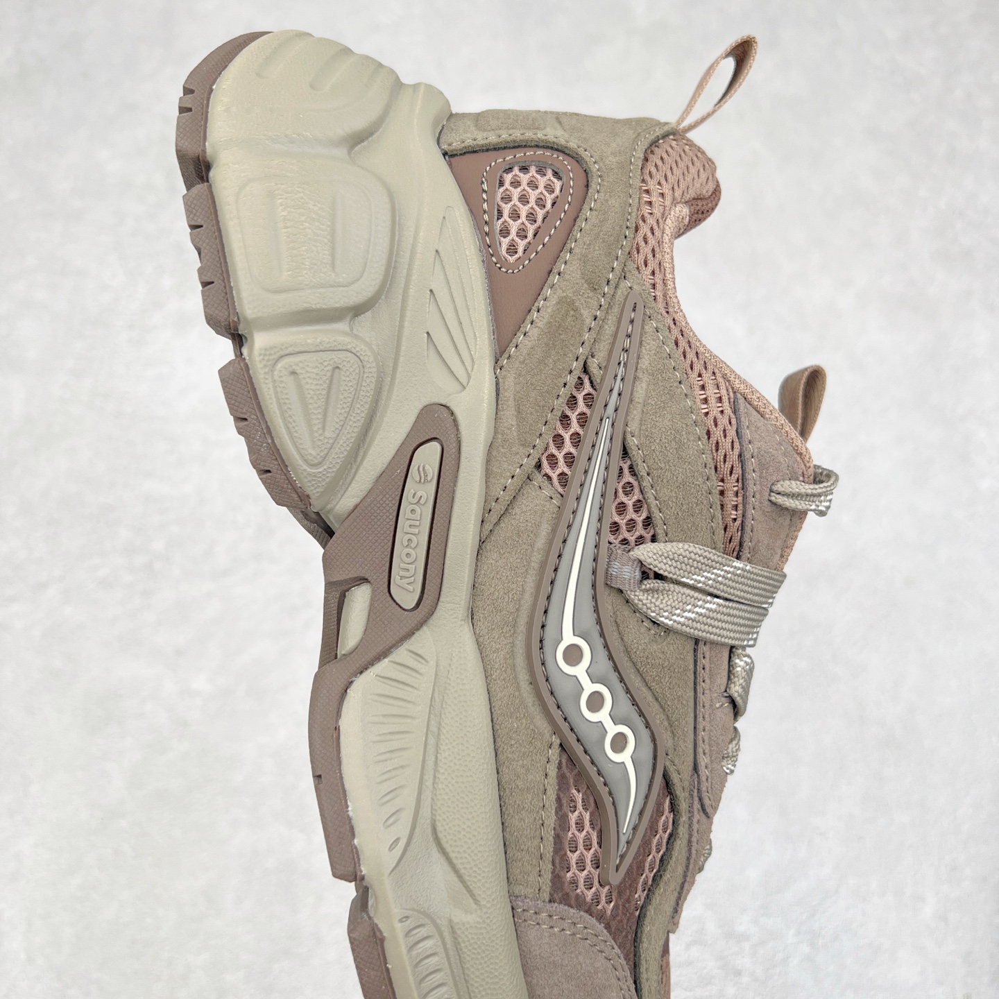 图片[6]-Saucony 2k Cavalry 索康尼骑士2K系列低帮复古老爹风增高休闲运动慢跑鞋 创立至今已经125周年的Saucony一直致力于打造专业性能的跑鞋 让跑者们拥有极致的运动体验 同时大量Saucony Originals的鞋型与外观设计一直被奉为经典 它们身上的复古时尚基因影响了潮流文化的发展 引领着新世代的审美 这一次Saucony Originals带来全新2K CAVALRY「骑士鞋」从经典鞋型中出发 结合当今潮流的设计 演绎不一样的千禧魅力 在本次「House Of Saucony」快闪空间 Saucony重磅发布了全新鞋款：骑士鞋 2K CAVALRY 全新的 2K CAVALRY在Saucony人气常青鞋款Cohesion 2K的基础上重新设计 外形上2K CAVALRY延续了Cohesion 2K的基因 采用了极具辨识度的千禧年风格跑鞋廓形设计 个性且时尚 鞋面加入了大量线条勾勒 与Saucony的经典Logo完美融合 带来了层次感的同时提供了视觉冲击力 同时大底部分采用了更加夸张的厚底设计 增强了鞋子的时尚属性的同时带来了增高效果 全新的 2K CAVALRY采用了低饱和度的颜色设计 以银灰色为主 更加简约百搭 适合不同风格的年轻人 尺码：35.5 36 36.5 37.5 38 38.5 39 40 40.5 41 42 42.5 43 44 44.5 45-选品中心