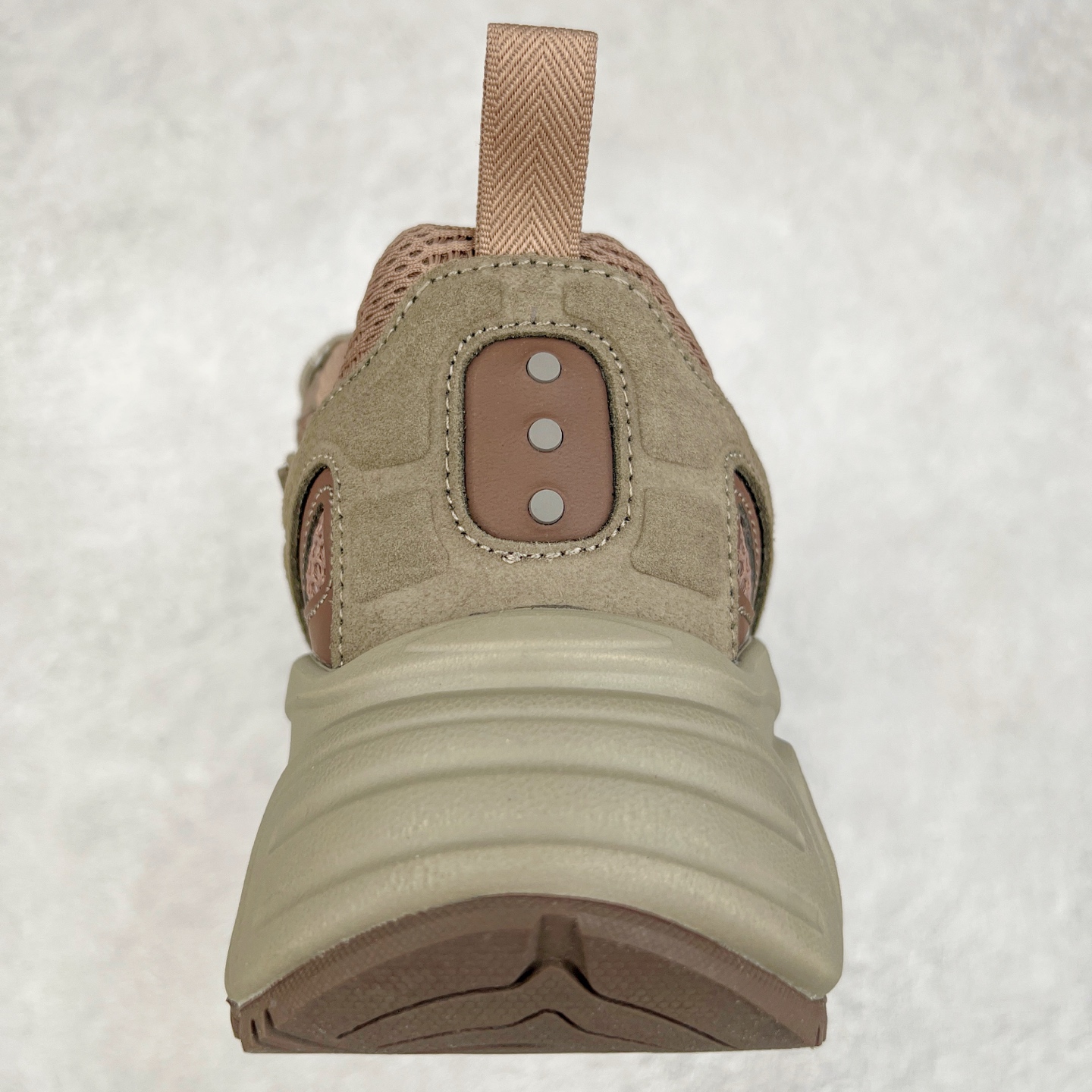 图片[8]-Saucony 2k Cavalry 索康尼骑士2K系列低帮复古老爹风增高休闲运动慢跑鞋 创立至今已经125周年的Saucony一直致力于打造专业性能的跑鞋 让跑者们拥有极致的运动体验 同时大量Saucony Originals的鞋型与外观设计一直被奉为经典 它们身上的复古时尚基因影响了潮流文化的发展 引领着新世代的审美 这一次Saucony Originals带来全新2K CAVALRY「骑士鞋」从经典鞋型中出发 结合当今潮流的设计 演绎不一样的千禧魅力 在本次「House Of Saucony」快闪空间 Saucony重磅发布了全新鞋款：骑士鞋 2K CAVALRY 全新的 2K CAVALRY在Saucony人气常青鞋款Cohesion 2K的基础上重新设计 外形上2K CAVALRY延续了Cohesion 2K的基因 采用了极具辨识度的千禧年风格跑鞋廓形设计 个性且时尚 鞋面加入了大量线条勾勒 与Saucony的经典Logo完美融合 带来了层次感的同时提供了视觉冲击力 同时大底部分采用了更加夸张的厚底设计 增强了鞋子的时尚属性的同时带来了增高效果 全新的 2K CAVALRY采用了低饱和度的颜色设计 以银灰色为主 更加简约百搭 适合不同风格的年轻人 尺码：35.5 36 36.5 37.5 38 38.5 39 40 40.5 41 42 42.5 43 44 44.5 45-选品中心