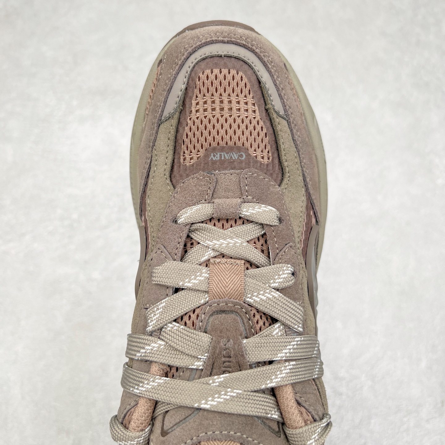 图片[4]-Saucony 2k Cavalry 索康尼骑士2K系列低帮复古老爹风增高休闲运动慢跑鞋 创立至今已经125周年的Saucony一直致力于打造专业性能的跑鞋 让跑者们拥有极致的运动体验 同时大量Saucony Originals的鞋型与外观设计一直被奉为经典 它们身上的复古时尚基因影响了潮流文化的发展 引领着新世代的审美 这一次Saucony Originals带来全新2K CAVALRY「骑士鞋」从经典鞋型中出发 结合当今潮流的设计 演绎不一样的千禧魅力 在本次「House Of Saucony」快闪空间 Saucony重磅发布了全新鞋款：骑士鞋 2K CAVALRY 全新的 2K CAVALRY在Saucony人气常青鞋款Cohesion 2K的基础上重新设计 外形上2K CAVALRY延续了Cohesion 2K的基因 采用了极具辨识度的千禧年风格跑鞋廓形设计 个性且时尚 鞋面加入了大量线条勾勒 与Saucony的经典Logo完美融合 带来了层次感的同时提供了视觉冲击力 同时大底部分采用了更加夸张的厚底设计 增强了鞋子的时尚属性的同时带来了增高效果 全新的 2K CAVALRY采用了低饱和度的颜色设计 以银灰色为主 更加简约百搭 适合不同风格的年轻人 尺码：35.5 36 36.5 37.5 38 38.5 39 40 40.5 41 42 42.5 43 44 44.5 45-选品中心