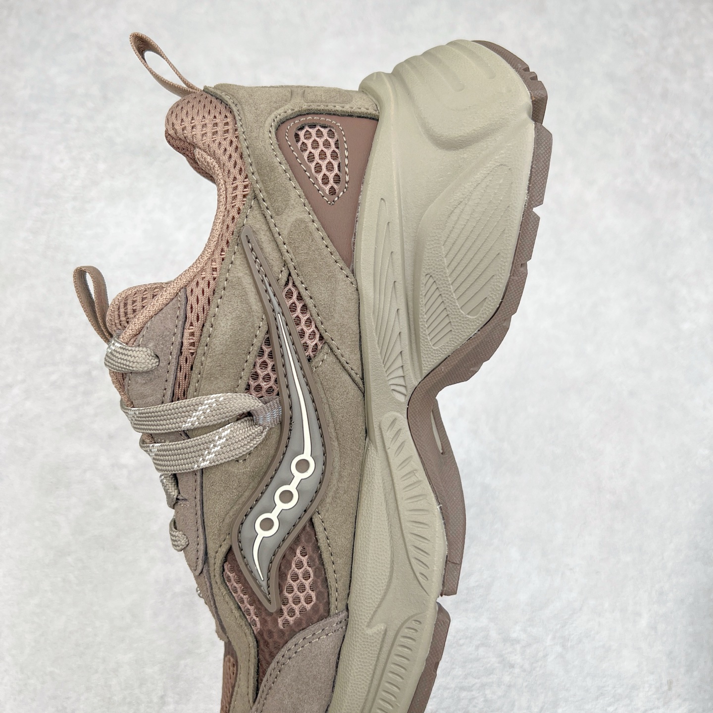 图片[7]-Saucony 2k Cavalry 索康尼骑士2K系列低帮复古老爹风增高休闲运动慢跑鞋 创立至今已经125周年的Saucony一直致力于打造专业性能的跑鞋 让跑者们拥有极致的运动体验 同时大量Saucony Originals的鞋型与外观设计一直被奉为经典 它们身上的复古时尚基因影响了潮流文化的发展 引领着新世代的审美 这一次Saucony Originals带来全新2K CAVALRY「骑士鞋」从经典鞋型中出发 结合当今潮流的设计 演绎不一样的千禧魅力 在本次「House Of Saucony」快闪空间 Saucony重磅发布了全新鞋款：骑士鞋 2K CAVALRY 全新的 2K CAVALRY在Saucony人气常青鞋款Cohesion 2K的基础上重新设计 外形上2K CAVALRY延续了Cohesion 2K的基因 采用了极具辨识度的千禧年风格跑鞋廓形设计 个性且时尚 鞋面加入了大量线条勾勒 与Saucony的经典Logo完美融合 带来了层次感的同时提供了视觉冲击力 同时大底部分采用了更加夸张的厚底设计 增强了鞋子的时尚属性的同时带来了增高效果 全新的 2K CAVALRY采用了低饱和度的颜色设计 以银灰色为主 更加简约百搭 适合不同风格的年轻人 尺码：35.5 36 36.5 37.5 38 38.5 39 40 40.5 41 42 42.5 43 44 44.5 45-选品中心