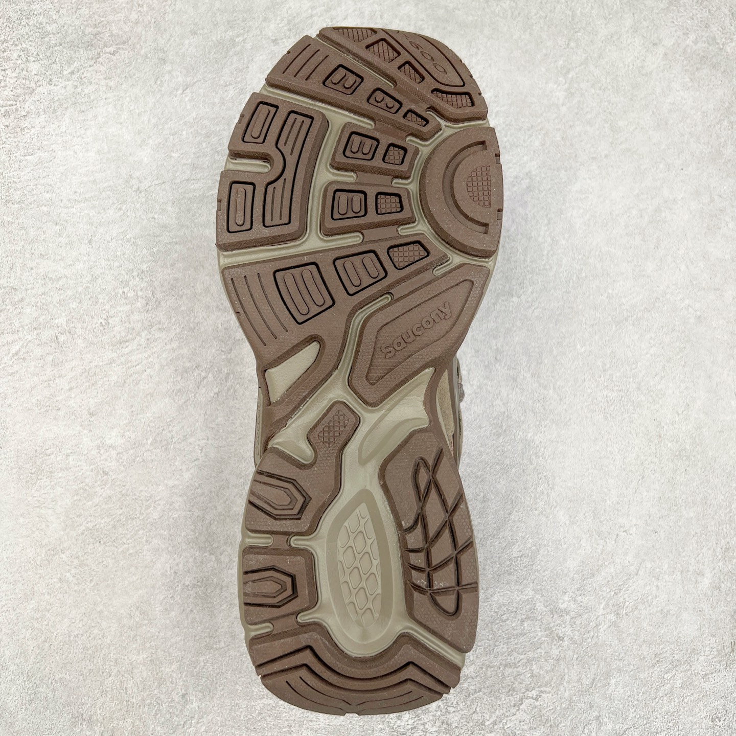 图片[9]-Saucony 2k Cavalry 索康尼骑士2K系列低帮复古老爹风增高休闲运动慢跑鞋 创立至今已经125周年的Saucony一直致力于打造专业性能的跑鞋 让跑者们拥有极致的运动体验 同时大量Saucony Originals的鞋型与外观设计一直被奉为经典 它们身上的复古时尚基因影响了潮流文化的发展 引领着新世代的审美 这一次Saucony Originals带来全新2K CAVALRY「骑士鞋」从经典鞋型中出发 结合当今潮流的设计 演绎不一样的千禧魅力 在本次「House Of Saucony」快闪空间 Saucony重磅发布了全新鞋款：骑士鞋 2K CAVALRY 全新的 2K CAVALRY在Saucony人气常青鞋款Cohesion 2K的基础上重新设计 外形上2K CAVALRY延续了Cohesion 2K的基因 采用了极具辨识度的千禧年风格跑鞋廓形设计 个性且时尚 鞋面加入了大量线条勾勒 与Saucony的经典Logo完美融合 带来了层次感的同时提供了视觉冲击力 同时大底部分采用了更加夸张的厚底设计 增强了鞋子的时尚属性的同时带来了增高效果 全新的 2K CAVALRY采用了低饱和度的颜色设计 以银灰色为主 更加简约百搭 适合不同风格的年轻人 尺码：35.5 36 36.5 37.5 38 38.5 39 40 40.5 41 42 42.5 43 44 44.5 45-选品中心