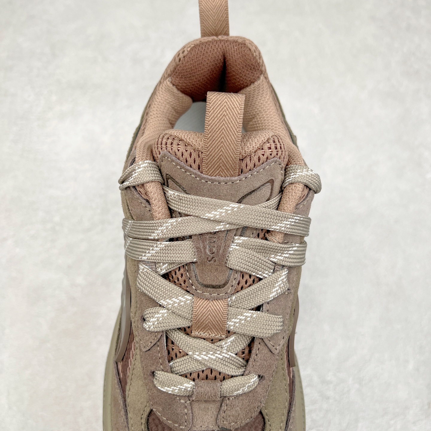 图片[5]-Saucony 2k Cavalry 索康尼骑士2K系列低帮复古老爹风增高休闲运动慢跑鞋 创立至今已经125周年的Saucony一直致力于打造专业性能的跑鞋 让跑者们拥有极致的运动体验 同时大量Saucony Originals的鞋型与外观设计一直被奉为经典 它们身上的复古时尚基因影响了潮流文化的发展 引领着新世代的审美 这一次Saucony Originals带来全新2K CAVALRY「骑士鞋」从经典鞋型中出发 结合当今潮流的设计 演绎不一样的千禧魅力 在本次「House Of Saucony」快闪空间 Saucony重磅发布了全新鞋款：骑士鞋 2K CAVALRY 全新的 2K CAVALRY在Saucony人气常青鞋款Cohesion 2K的基础上重新设计 外形上2K CAVALRY延续了Cohesion 2K的基因 采用了极具辨识度的千禧年风格跑鞋廓形设计 个性且时尚 鞋面加入了大量线条勾勒 与Saucony的经典Logo完美融合 带来了层次感的同时提供了视觉冲击力 同时大底部分采用了更加夸张的厚底设计 增强了鞋子的时尚属性的同时带来了增高效果 全新的 2K CAVALRY采用了低饱和度的颜色设计 以银灰色为主 更加简约百搭 适合不同风格的年轻人 尺码：35.5 36 36.5 37.5 38 38.5 39 40 40.5 41 42 42.5 43 44 44.5 45-选品中心