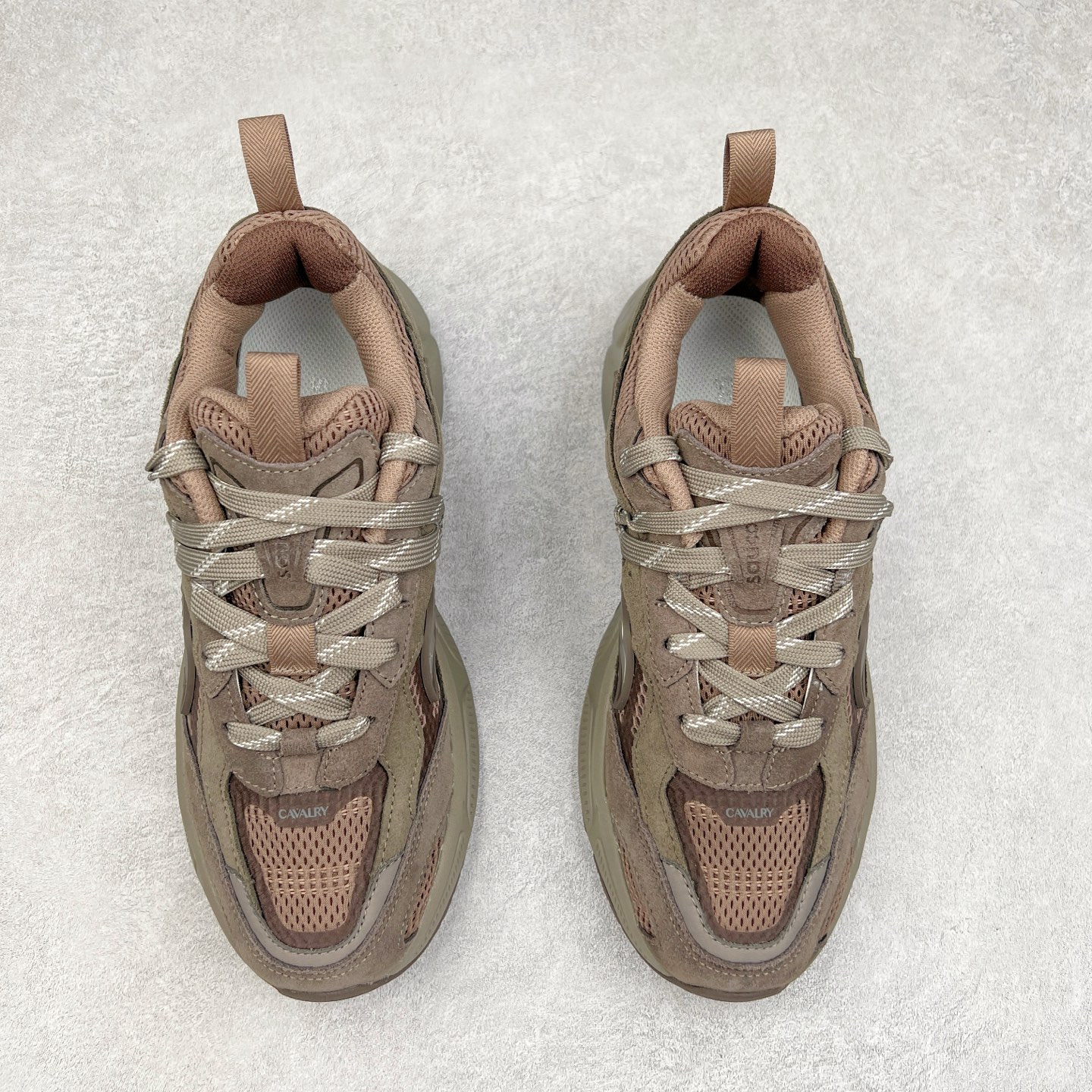 图片[2]-Saucony 2k Cavalry 索康尼骑士2K系列低帮复古老爹风增高休闲运动慢跑鞋 创立至今已经125周年的Saucony一直致力于打造专业性能的跑鞋 让跑者们拥有极致的运动体验 同时大量Saucony Originals的鞋型与外观设计一直被奉为经典 它们身上的复古时尚基因影响了潮流文化的发展 引领着新世代的审美 这一次Saucony Originals带来全新2K CAVALRY「骑士鞋」从经典鞋型中出发 结合当今潮流的设计 演绎不一样的千禧魅力 在本次「House Of Saucony」快闪空间 Saucony重磅发布了全新鞋款：骑士鞋 2K CAVALRY 全新的 2K CAVALRY在Saucony人气常青鞋款Cohesion 2K的基础上重新设计 外形上2K CAVALRY延续了Cohesion 2K的基因 采用了极具辨识度的千禧年风格跑鞋廓形设计 个性且时尚 鞋面加入了大量线条勾勒 与Saucony的经典Logo完美融合 带来了层次感的同时提供了视觉冲击力 同时大底部分采用了更加夸张的厚底设计 增强了鞋子的时尚属性的同时带来了增高效果 全新的 2K CAVALRY采用了低饱和度的颜色设计 以银灰色为主 更加简约百搭 适合不同风格的年轻人 尺码：35.5 36 36.5 37.5 38 38.5 39 40 40.5 41 42 42.5 43 44 44.5 45-选品中心