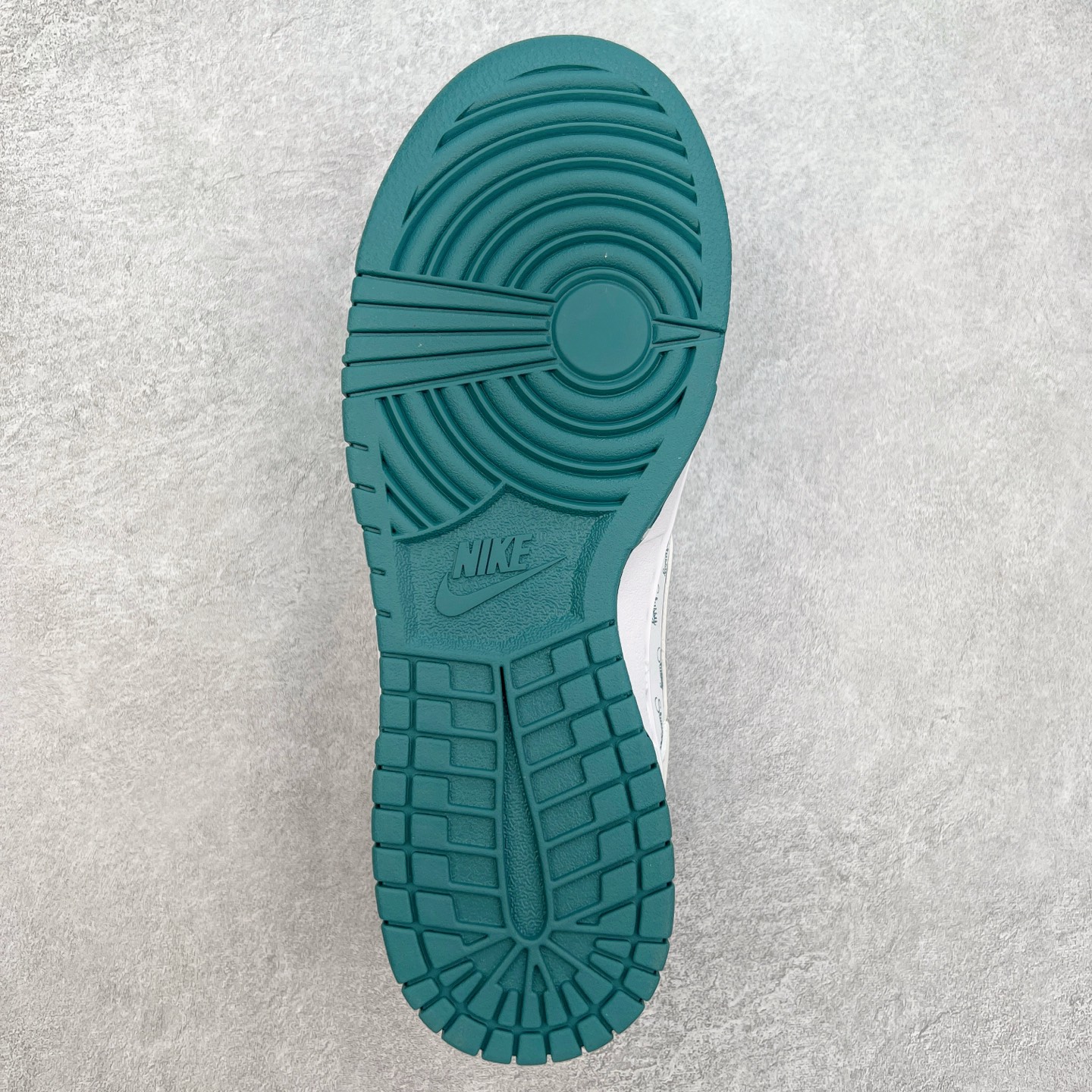 图片[9]-NK Dunk Low 定制配色 XX2025-808 大厂出品 极力推荐 原装头层材料 独家版型蒸餾加工帶來的是更好的视觉和脚感体验大厂纯原品质出货 清洁度 电绣工艺 皮料切割干净无任何毛边 细节完美 实拍调校N版已经零色差零失真 百分百还原实物色彩所见即所得 不存在货不对板色差等低级问题 选购参考实物拍摄 不混卖不参货 只用心做好货严格选品 承诺混一赔十 尺码：36 36.5 37.5 38 38.5 39 40 40.5 41 42 42.5 43 44 44.5 45-选品中心