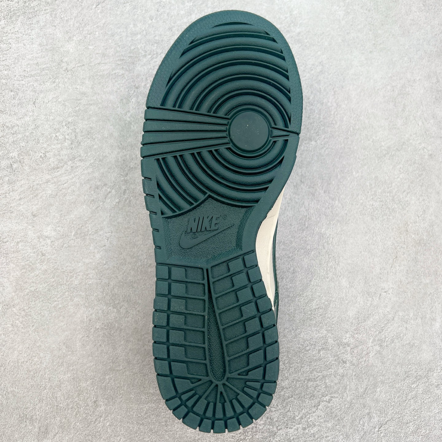 图片[9]-NK Dunk Low 定制配色 BB9898-003 大厂出品 极力推荐 原装头层材料 独家版型蒸餾加工帶來的是更好的视觉和脚感体验大厂纯原品质出货 清洁度 电绣工艺 皮料切割干净无任何毛边 细节完美 实拍调校N版已经零色差零失真 百分百还原实物色彩所见即所得 不存在货不对板色差等低级问题 选购参考实物拍摄 不混卖不参货 只用心做好货严格选品 承诺混一赔十 尺码：36 36.5 37.5 38 38.5 39 40 40.5 41 42 42.5 43 44 44.5 45-选品中心