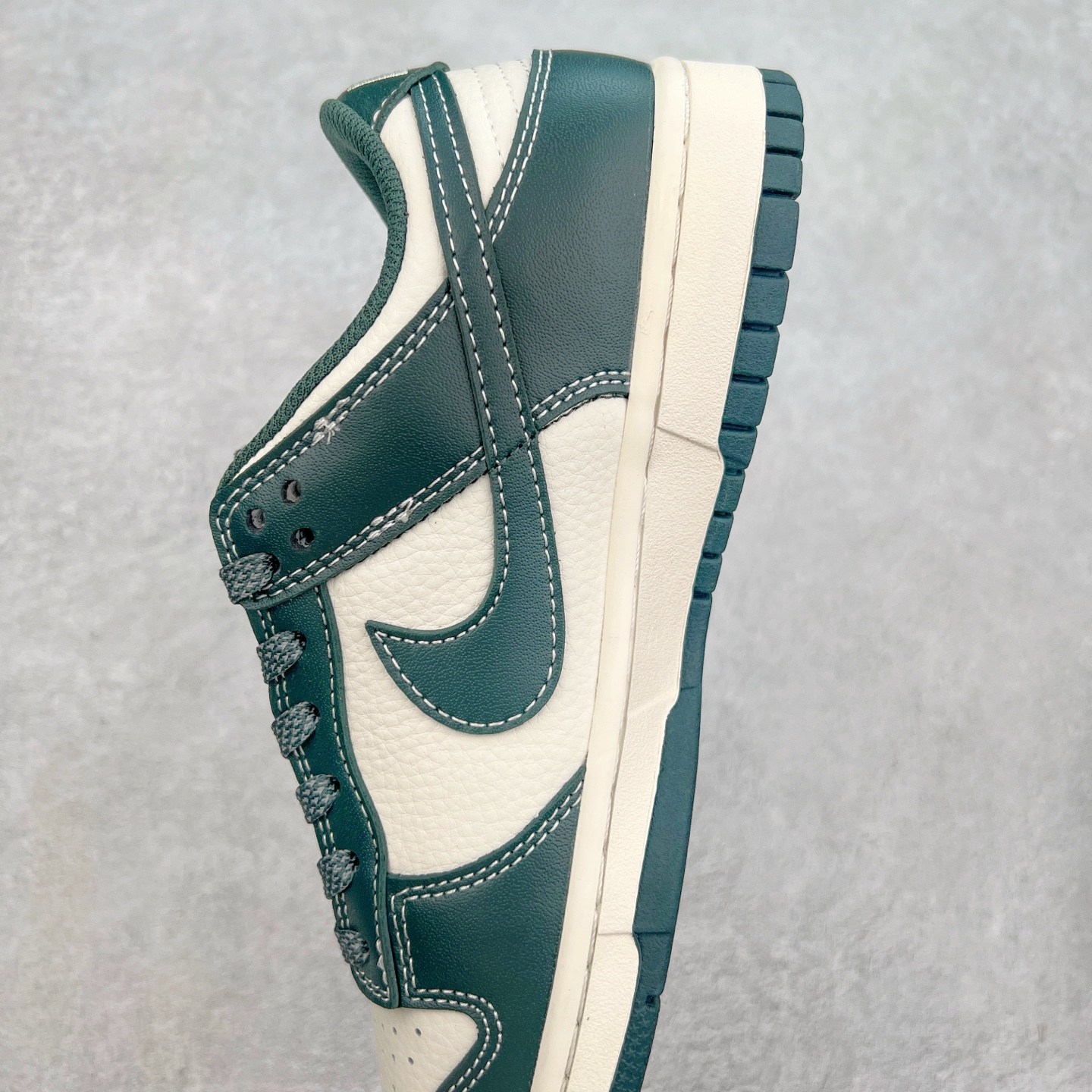 图片[7]-NK Dunk Low 定制配色 BB9898-003 大厂出品 极力推荐 原装头层材料 独家版型蒸餾加工帶來的是更好的视觉和脚感体验大厂纯原品质出货 清洁度 电绣工艺 皮料切割干净无任何毛边 细节完美 实拍调校N版已经零色差零失真 百分百还原实物色彩所见即所得 不存在货不对板色差等低级问题 选购参考实物拍摄 不混卖不参货 只用心做好货严格选品 承诺混一赔十 尺码：36 36.5 37.5 38 38.5 39 40 40.5 41 42 42.5 43 44 44.5 45-选品中心