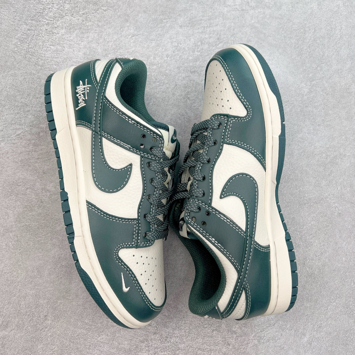 图片[3]-NK Dunk Low 定制配色 BB9898-003 大厂出品 极力推荐 原装头层材料 独家版型蒸餾加工帶來的是更好的视觉和脚感体验大厂纯原品质出货 清洁度 电绣工艺 皮料切割干净无任何毛边 细节完美 实拍调校N版已经零色差零失真 百分百还原实物色彩所见即所得 不存在货不对板色差等低级问题 选购参考实物拍摄 不混卖不参货 只用心做好货严格选品 承诺混一赔十 尺码：36 36.5 37.5 38 38.5 39 40 40.5 41 42 42.5 43 44 44.5 45-选品中心