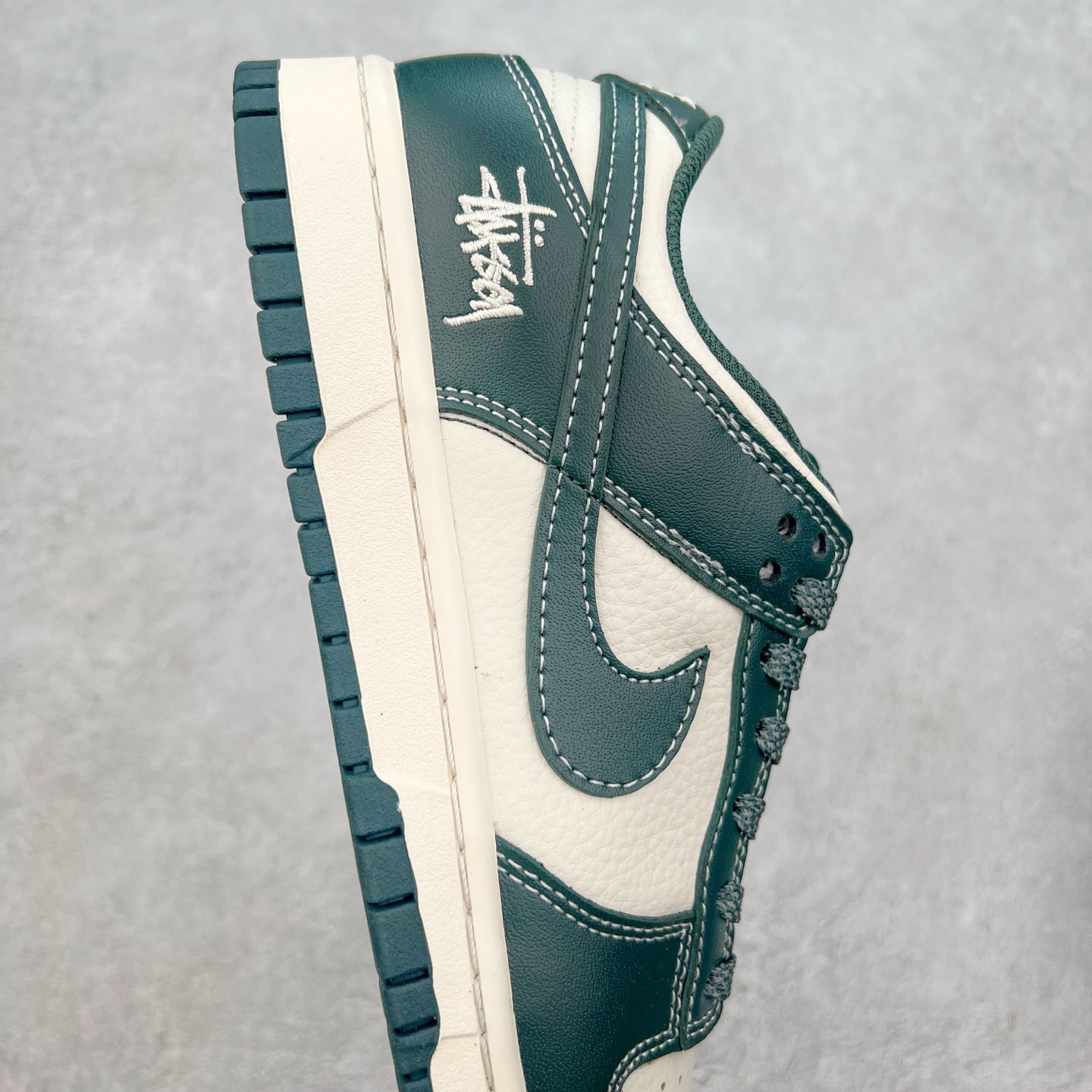 图片[6]-NK Dunk Low 定制配色 BB9898-003 大厂出品 极力推荐 原装头层材料 独家版型蒸餾加工帶來的是更好的视觉和脚感体验大厂纯原品质出货 清洁度 电绣工艺 皮料切割干净无任何毛边 细节完美 实拍调校N版已经零色差零失真 百分百还原实物色彩所见即所得 不存在货不对板色差等低级问题 选购参考实物拍摄 不混卖不参货 只用心做好货严格选品 承诺混一赔十 尺码：36 36.5 37.5 38 38.5 39 40 40.5 41 42 42.5 43 44 44.5 45-选品中心