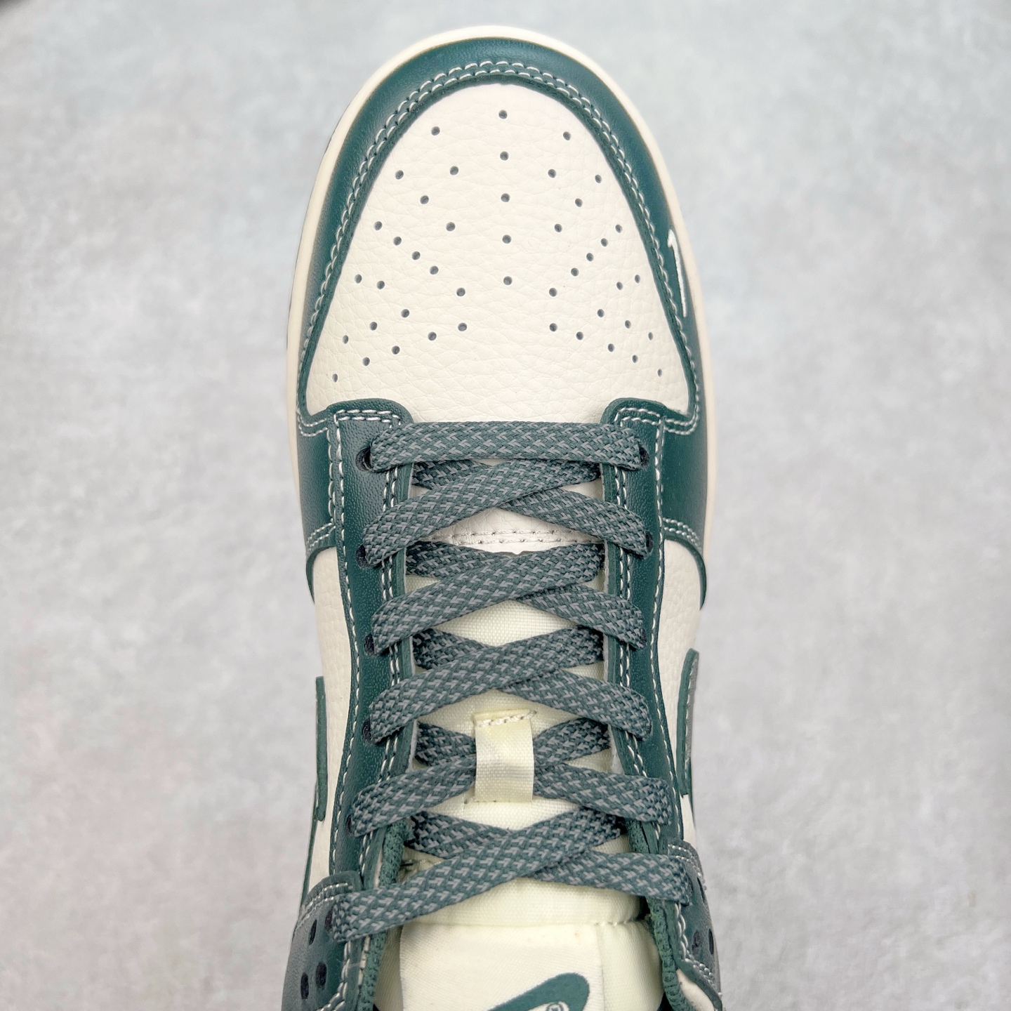 图片[4]-NK Dunk Low 定制配色 BB9898-003 大厂出品 极力推荐 原装头层材料 独家版型蒸餾加工帶來的是更好的视觉和脚感体验大厂纯原品质出货 清洁度 电绣工艺 皮料切割干净无任何毛边 细节完美 实拍调校N版已经零色差零失真 百分百还原实物色彩所见即所得 不存在货不对板色差等低级问题 选购参考实物拍摄 不混卖不参货 只用心做好货严格选品 承诺混一赔十 尺码：36 36.5 37.5 38 38.5 39 40 40.5 41 42 42.5 43 44 44.5 45-选品中心