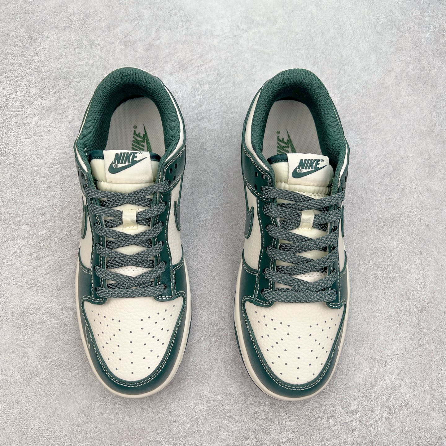 图片[2]-NK Dunk Low 定制配色 BB9898-003 大厂出品 极力推荐 原装头层材料 独家版型蒸餾加工帶來的是更好的视觉和脚感体验大厂纯原品质出货 清洁度 电绣工艺 皮料切割干净无任何毛边 细节完美 实拍调校N版已经零色差零失真 百分百还原实物色彩所见即所得 不存在货不对板色差等低级问题 选购参考实物拍摄 不混卖不参货 只用心做好货严格选品 承诺混一赔十 尺码：36 36.5 37.5 38 38.5 39 40 40.5 41 42 42.5 43 44 44.5 45-选品中心