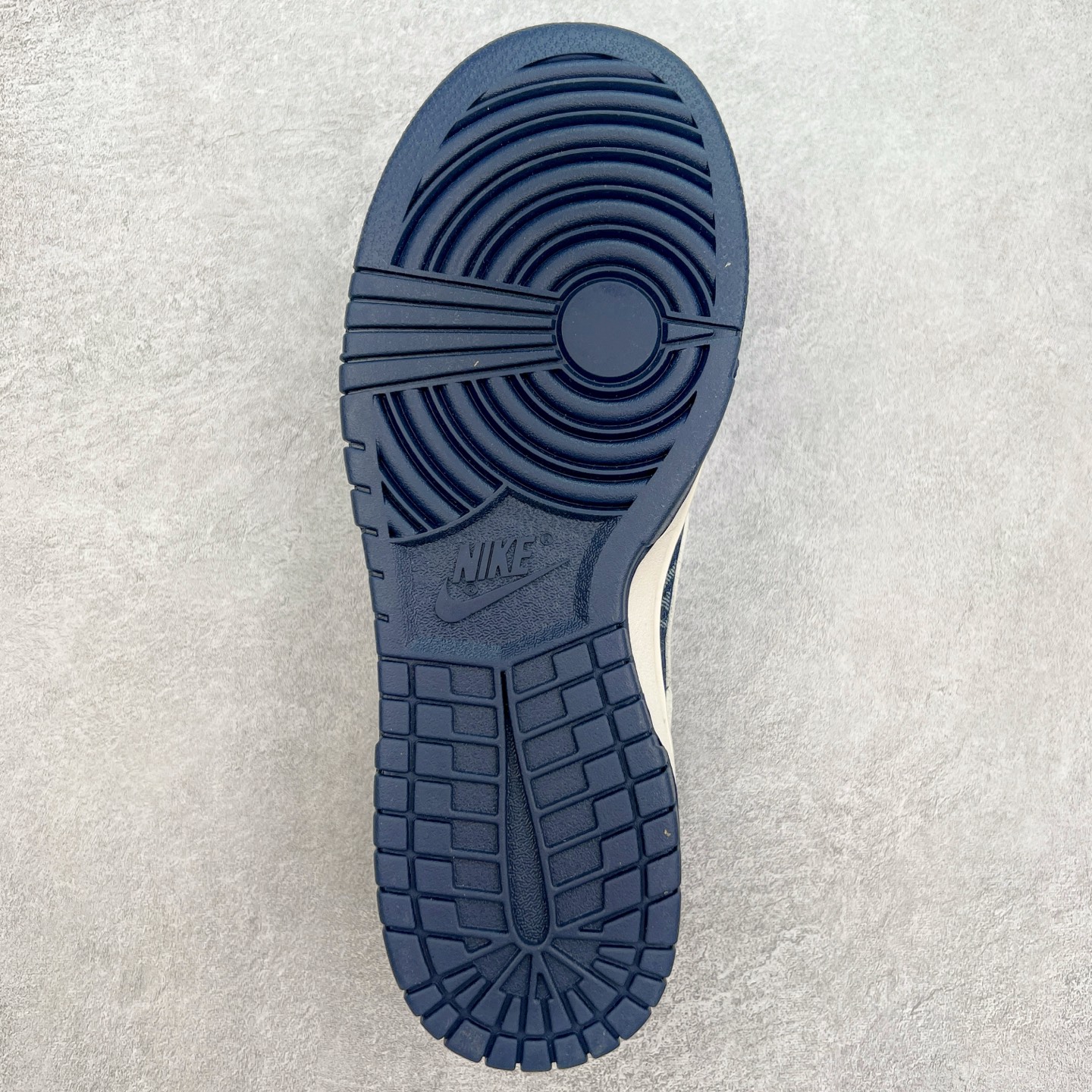 图片[9]-NK Dunk Low 定制配色 XB3802-359 大厂出品 极力推荐 原装头层材料 独家版型蒸餾加工帶來的是更好的视觉和脚感体验大厂纯原品质出货 清洁度 电绣工艺 皮料切割干净无任何毛边 细节完美 实拍调校N版已经零色差零失真 百分百还原实物色彩所见即所得 不存在货不对板色差等低级问题 选购参考实物拍摄 不混卖不参货 只用心做好货严格选品 承诺混一赔十 尺码：36 36.5 37.5 38 38.5 39 40 40.5 41 42 42.5 43 44 44.5 45-选品中心