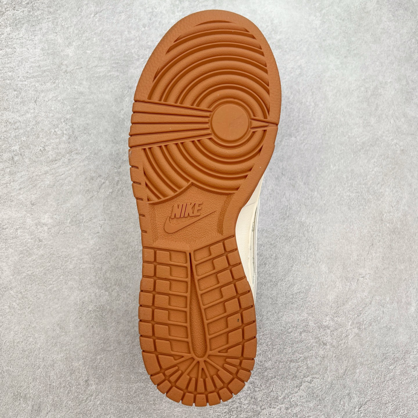 图片[9]-NK Dunk Low 定制配色 ZH2598-246 大厂出品 极力推荐 原装头层材料 独家版型蒸餾加工帶來的是更好的视觉和脚感体验大厂纯原品质出货 清洁度 电绣工艺 皮料切割干净无任何毛边 细节完美 实拍调校N版已经零色差零失真 百分百还原实物色彩所见即所得 不存在货不对板色差等低级问题 选购参考实物拍摄 不混卖不参货 只用心做好货严格选品 承诺混一赔十 尺码：36 36.5 37.5 38 38.5 39 40 40.5 41 42 42.5 43 44 44.5 45-选品中心