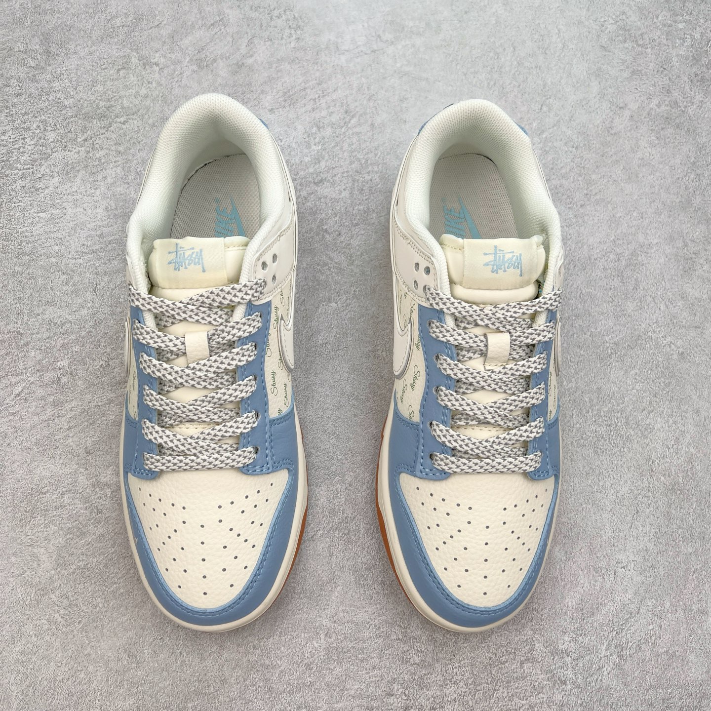 图片[2]-NK Dunk Low 定制配色 ZH2598-246 大厂出品 极力推荐 原装头层材料 独家版型蒸餾加工帶來的是更好的视觉和脚感体验大厂纯原品质出货 清洁度 电绣工艺 皮料切割干净无任何毛边 细节完美 实拍调校N版已经零色差零失真 百分百还原实物色彩所见即所得 不存在货不对板色差等低级问题 选购参考实物拍摄 不混卖不参货 只用心做好货严格选品 承诺混一赔十 尺码：36 36.5 37.5 38 38.5 39 40 40.5 41 42 42.5 43 44 44.5 45-选品中心