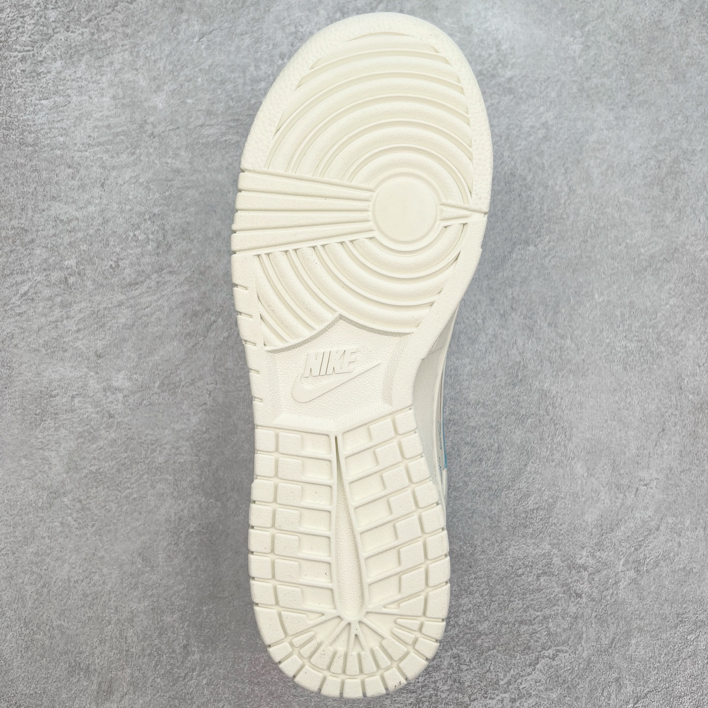 图片[9]-NK Dunk Low 定制配色 SJ2068-281 大厂出品 极力推荐 原装头层材料 独家版型蒸餾加工帶來的是更好的视觉和脚感体验大厂纯原品质出货 清洁度 电绣工艺 皮料切割干净无任何毛边 细节完美 实拍调校N版已经零色差零失真 百分百还原实物色彩所见即所得 不存在货不对板色差等低级问题 选购参考实物拍摄 不混卖不参货 只用心做好货严格选品 承诺混一赔十 尺码：36 36.5 37.5 38 38.5 39 40 40.5 41 42 42.5 43 44 44.5 45-选品中心