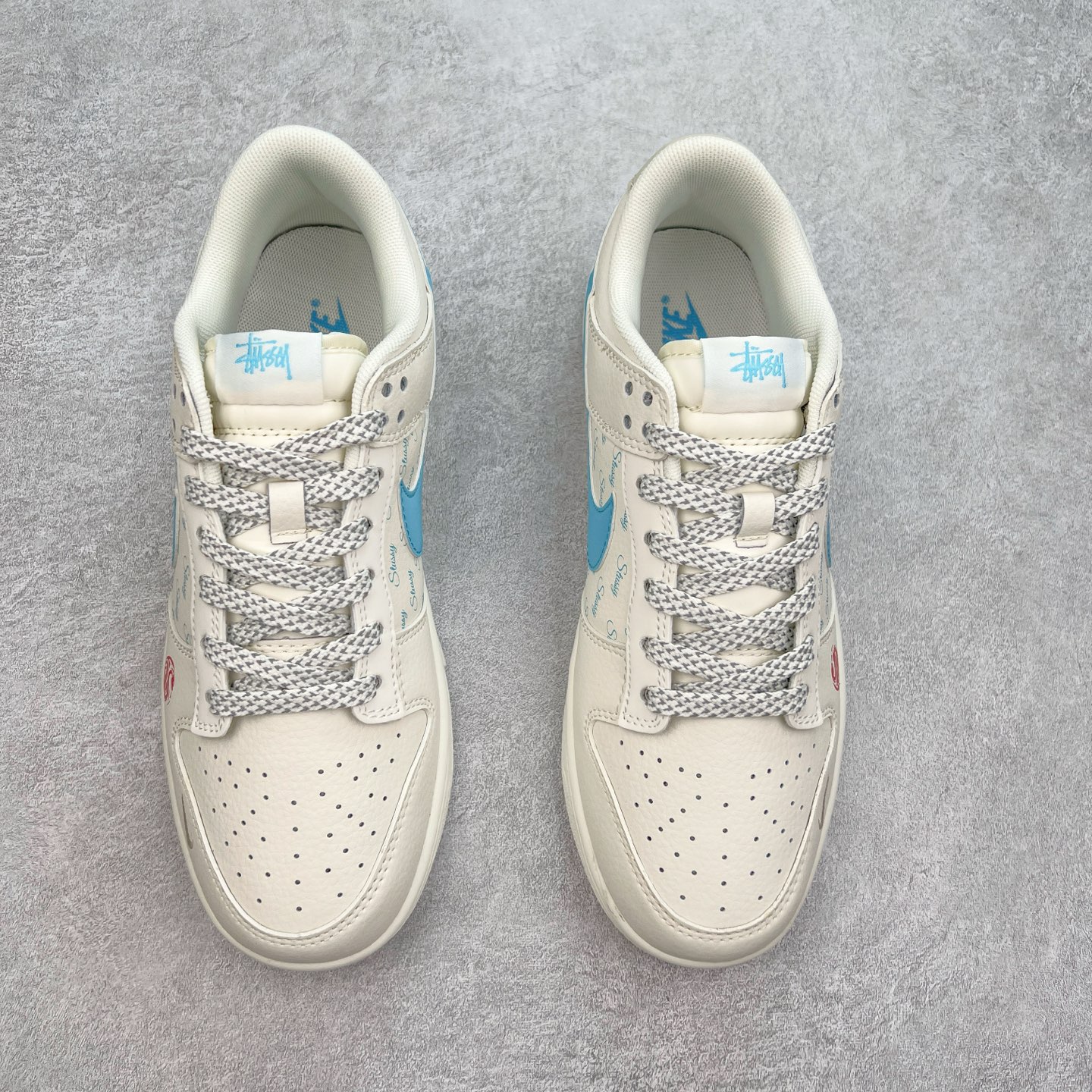 图片[2]-NK Dunk Low 定制配色 SJ2068-281 大厂出品 极力推荐 原装头层材料 独家版型蒸餾加工帶來的是更好的视觉和脚感体验大厂纯原品质出货 清洁度 电绣工艺 皮料切割干净无任何毛边 细节完美 实拍调校N版已经零色差零失真 百分百还原实物色彩所见即所得 不存在货不对板色差等低级问题 选购参考实物拍摄 不混卖不参货 只用心做好货严格选品 承诺混一赔十 尺码：36 36.5 37.5 38 38.5 39 40 40.5 41 42 42.5 43 44 44.5 45-选品中心