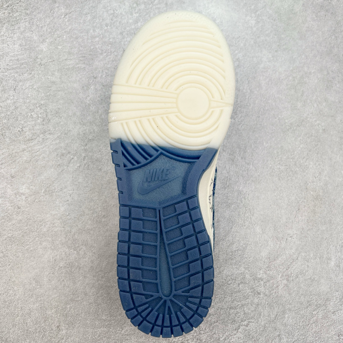 图片[9]-NK Dunk Low 定制配色 CH8311-287 大厂出品 极力推荐 原装头层材料 独家版型蒸餾加工帶來的是更好的视觉和脚感体验大厂纯原品质出货 清洁度 电绣工艺 皮料切割干净无任何毛边 细节完美 实拍调校N版已经零色差零失真 百分百还原实物色彩所见即所得 不存在货不对板色差等低级问题 选购参考实物拍摄 不混卖不参货 只用心做好货严格选品 承诺混一赔十 尺码：36 36.5 37.5 38 38.5 39 40 40.5 41 42 42.5 43 44 44.5 45-选品中心