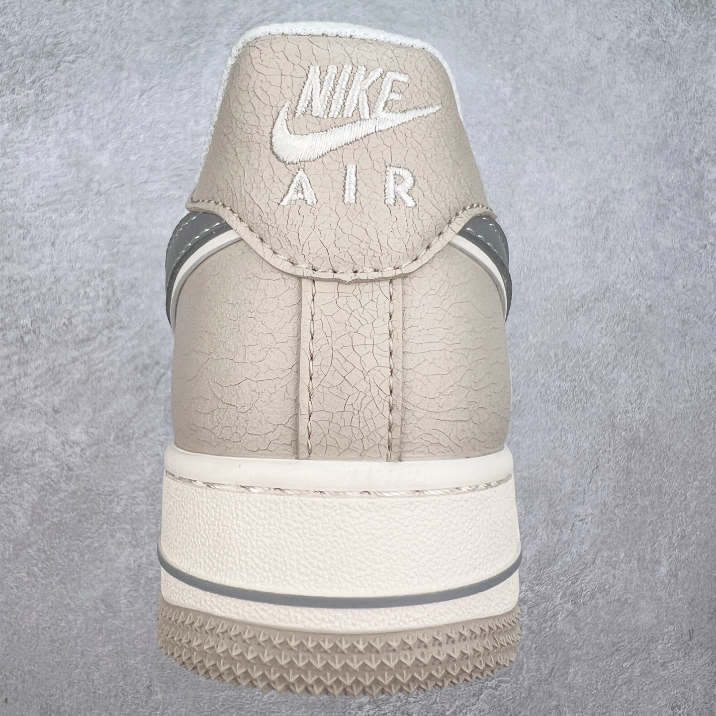 图片[8]-NK Air Force 1´07 Low 空军一号低帮百搭休闲运动板鞋 SJ6698-023 柔软、弹性十足的缓震性能和出色的中底设计 横跨复古与现代的外型结合 造就出风靡全球 三十多年的Force 1 直到今天还深受青睐 实拍调校N版已经零色差零失真 百分百还原实物色彩所见即所得 不存在货不对板色差等低级问题 选购参考实物拍摄 不混卖不参货 只用心做好货严格选品 承诺混一赔十 尺码：36 36.5 37.5 38 38.5 39 40 40.5 41 42 42.5 43 44 44.5 45-选品中心