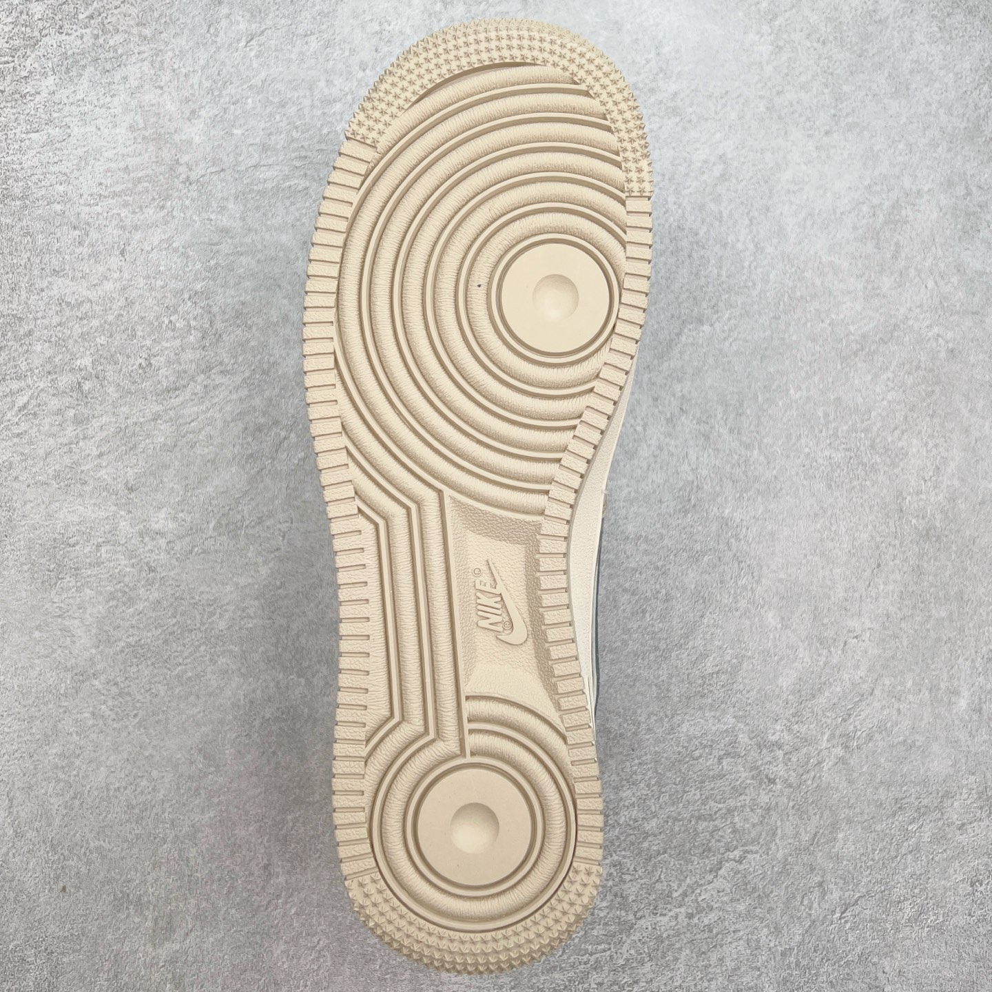 图片[9]-NK Air Force 1´07 Low 空军一号低帮百搭休闲运动板鞋 SJ6698-023 柔软、弹性十足的缓震性能和出色的中底设计 横跨复古与现代的外型结合 造就出风靡全球 三十多年的Force 1 直到今天还深受青睐 实拍调校N版已经零色差零失真 百分百还原实物色彩所见即所得 不存在货不对板色差等低级问题 选购参考实物拍摄 不混卖不参货 只用心做好货严格选品 承诺混一赔十 尺码：36 36.5 37.5 38 38.5 39 40 40.5 41 42 42.5 43 44 44.5 45-选品中心