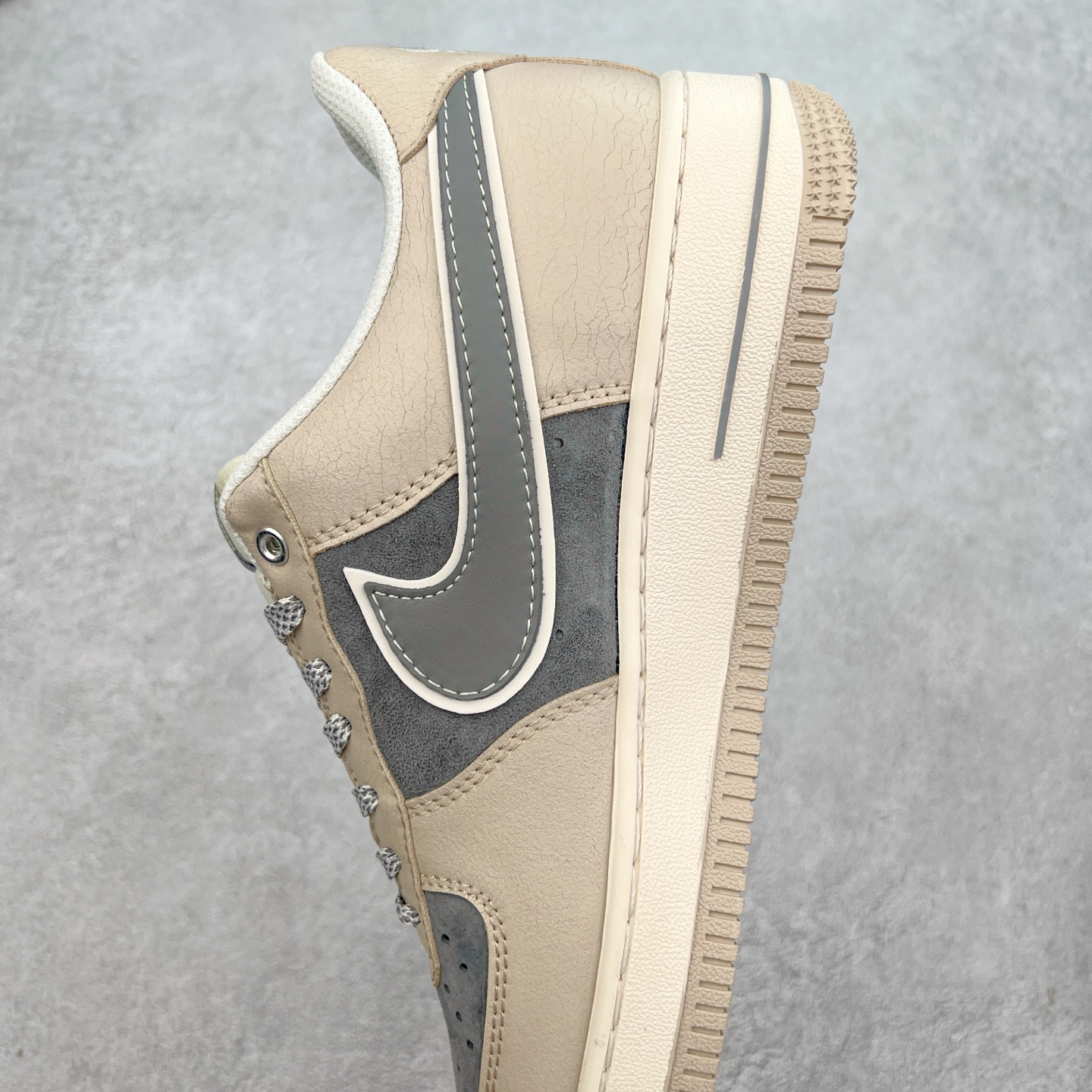 图片[7]-NK Air Force 1´07 Low 空军一号低帮百搭休闲运动板鞋 SJ6698-023 柔软、弹性十足的缓震性能和出色的中底设计 横跨复古与现代的外型结合 造就出风靡全球 三十多年的Force 1 直到今天还深受青睐 实拍调校N版已经零色差零失真 百分百还原实物色彩所见即所得 不存在货不对板色差等低级问题 选购参考实物拍摄 不混卖不参货 只用心做好货严格选品 承诺混一赔十 尺码：36 36.5 37.5 38 38.5 39 40 40.5 41 42 42.5 43 44 44.5 45-选品中心