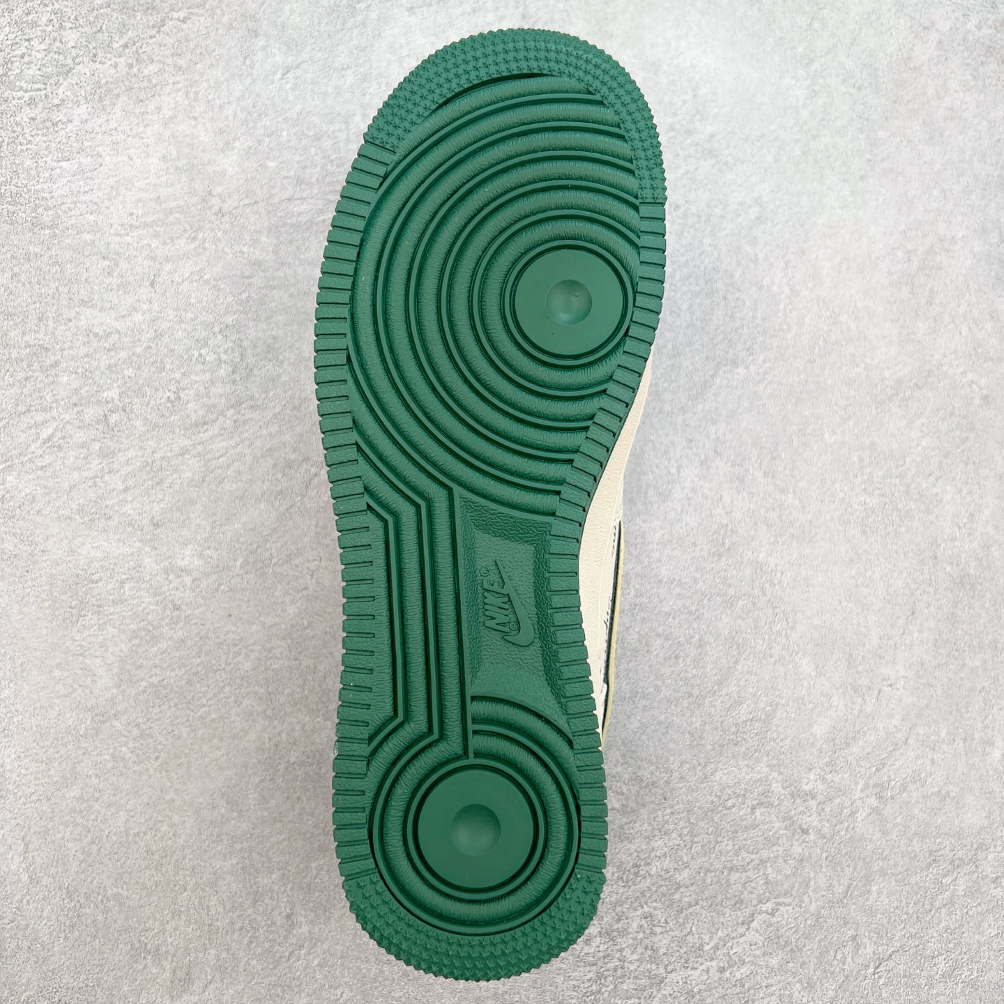 图片[9]-NK Air Force 1´07 Low 空军一号低帮百搭休闲运动板鞋 DM6868-057 柔软、弹性十足的缓震性能和出色的中底设计 横跨复古与现代的外型结合 造就出风靡全球 三十多年的Force 1 直到今天还深受青睐 实拍调校N版已经零色差零失真 百分百还原实物色彩所见即所得 不存在货不对板色差等低级问题 选购参考实物拍摄 不混卖不参货 只用心做好货严格选品 承诺混一赔十 尺码：36 36.5 37.5 38 38.5 39 40 40.5 41 42 42.5 43 44 44.5 45-选品中心