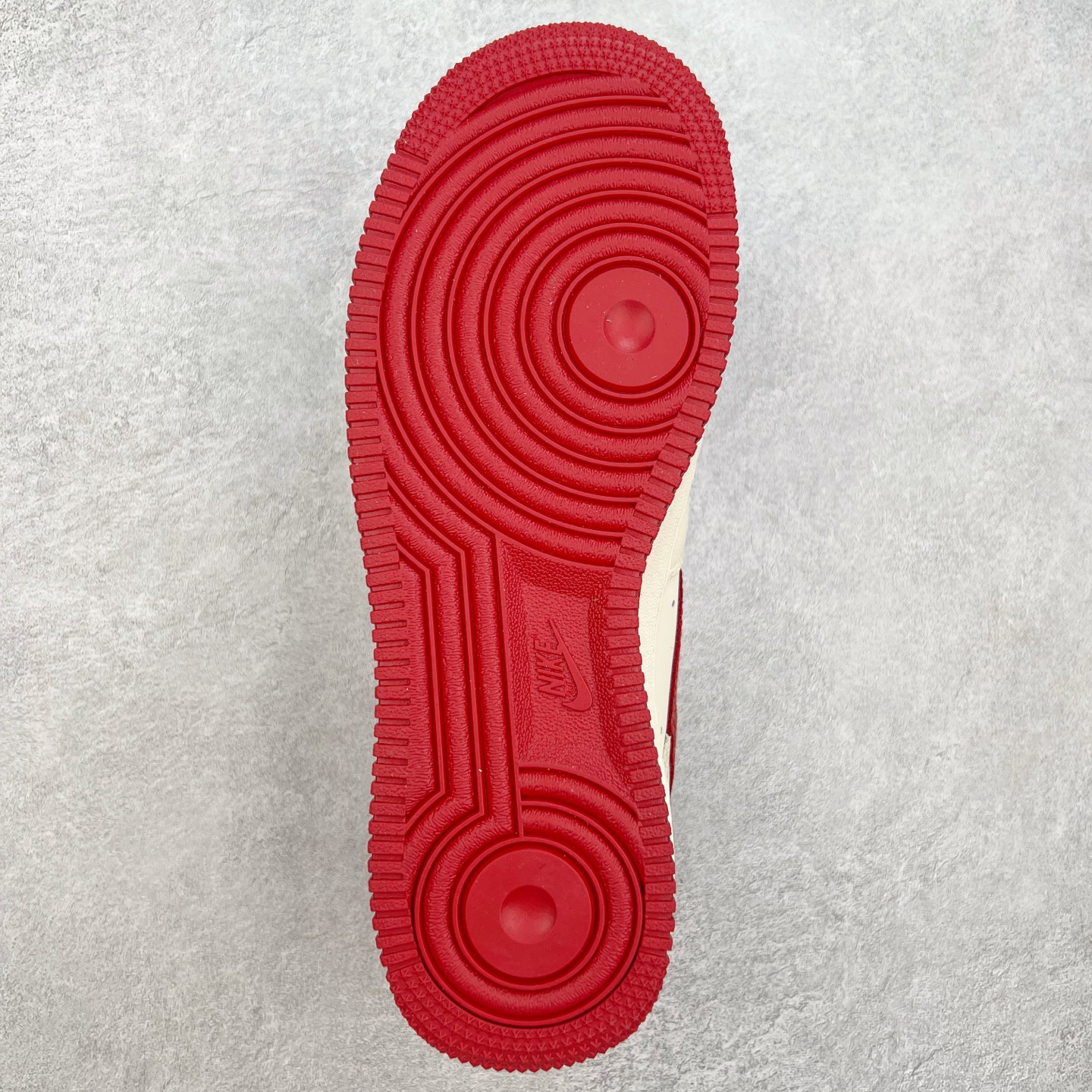 图片[9]-NK Air Force 1´07 Low 空军一号低帮百搭休闲运动板鞋 DF0188-040 柔软、弹性十足的缓震性能和出色的中底设计 横跨复古与现代的外型结合 造就出风靡全球 三十多年的Force 1 直到今天还深受青睐 实拍调校N版已经零色差零失真 百分百还原实物色彩所见即所得 不存在货不对板色差等低级问题 选购参考实物拍摄 不混卖不参货 只用心做好货严格选品 承诺混一赔十 尺码：36 36.5 37.5 38 38.5 39 40 40.5 41 42 42.5 43 44 44.5 45-选品中心