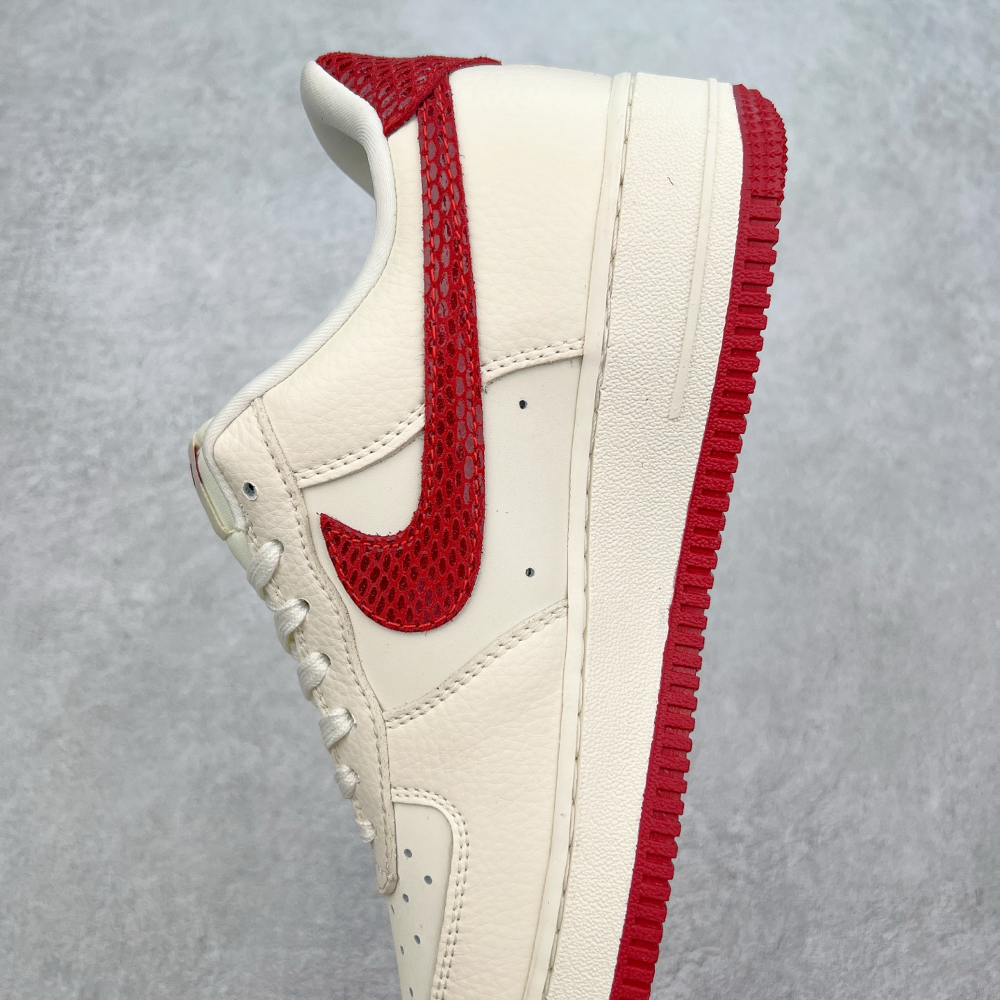 图片[7]-NK Air Force 1´07 Low 空军一号低帮百搭休闲运动板鞋 DF0188-040 柔软、弹性十足的缓震性能和出色的中底设计 横跨复古与现代的外型结合 造就出风靡全球 三十多年的Force 1 直到今天还深受青睐 实拍调校N版已经零色差零失真 百分百还原实物色彩所见即所得 不存在货不对板色差等低级问题 选购参考实物拍摄 不混卖不参货 只用心做好货严格选品 承诺混一赔十 尺码：36 36.5 37.5 38 38.5 39 40 40.5 41 42 42.5 43 44 44.5 45-选品中心