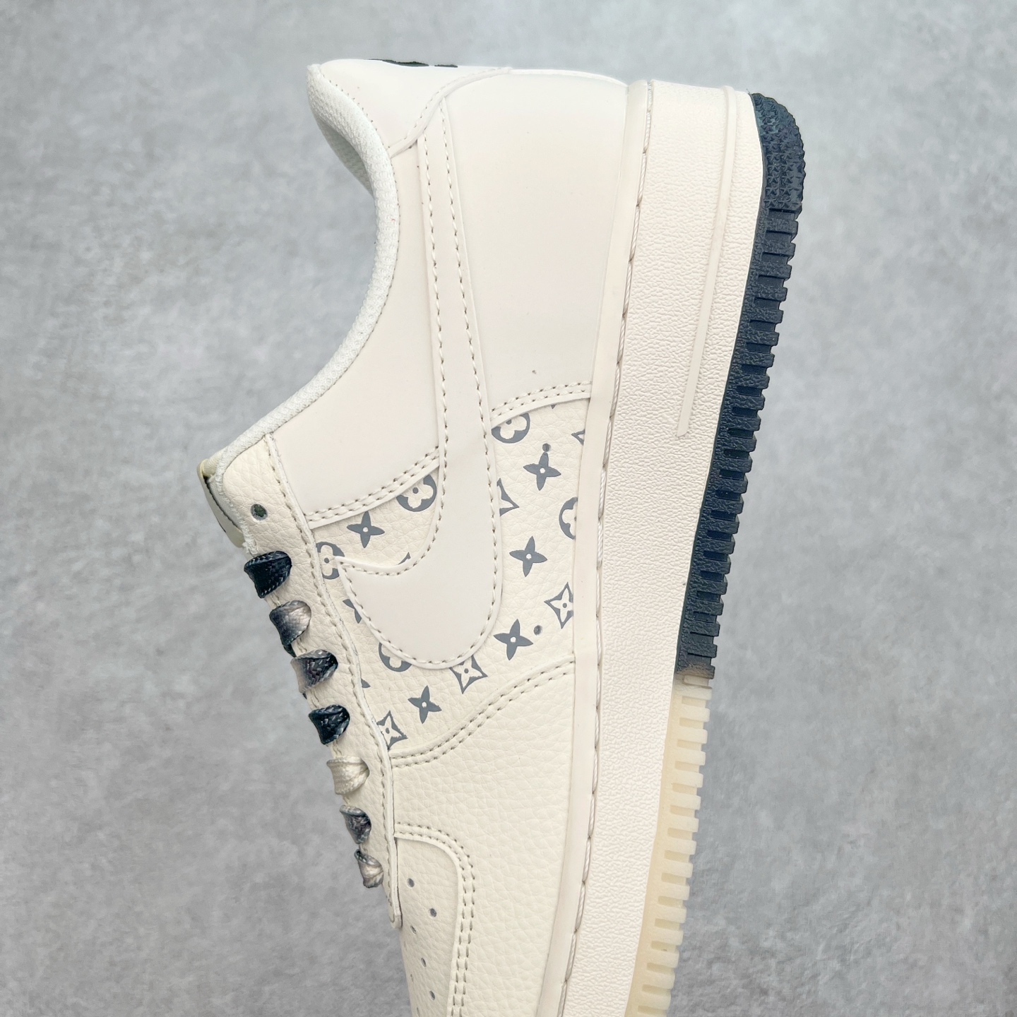 图片[7]-NK Air Force 1´07 Low 空军一号低帮百搭休闲运动板鞋 HH7518-076 柔软、弹性十足的缓震性能和出色的中底设计 横跨复古与现代的外型结合 造就出风靡全球 三十多年的Force 1 直到今天还深受青睐 实拍调校N版已经零色差零失真 百分百还原实物色彩所见即所得 不存在货不对板色差等低级问题 选购参考实物拍摄 不混卖不参货 只用心做好货严格选品 承诺混一赔十 尺码：36 36.5 37.5 38 38.5 39 40 40.5 41 42 42.5 43 44 44.5 45-选品中心