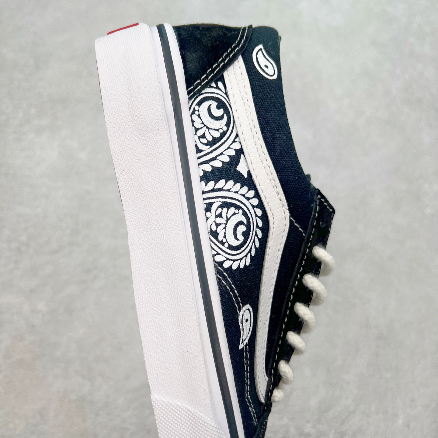 图片[6]-Vans Old Skool 玖制 腰果花 经典黑白复古高街百搭休闲帆布鞋 手绘腰果花印第安风 小众且高级 货号：VN000D3HY28 尺码：35 36 36.5 37 38 38.5 39 40 40.5 41 42 42.5 43 44-选品中心