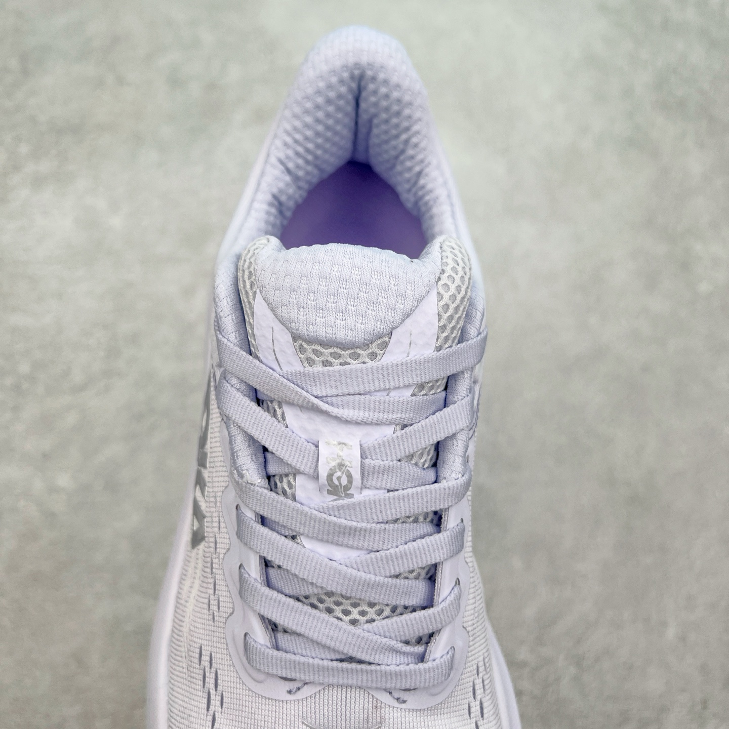 图片[5]-HOKA ONE ONE Bondi 9 WIDE 邦迪九代舒适防滑耐磨低帮休闲跑步鞋 HOKA ONE ONE是来自美国的跑步鞋知名品牌，创立于2009年，始终致力于为所有跑者提供更新、更好的跑步装备。相比常规跑鞋，HOKA ONE ONE特别研发使用性能独特的几何形跑鞋中底，此种鞋底更厚、更高、回弹性也更好，除了卓越的缓冲性能，它还能內各种阶段的跑者带来更具动感、更加稳定的跑步体验。HOKAONE ONE从设计之初就清楚意识到，要保证跑者步幅的均匀一致，双脚自然而然的运动至关重要。尺码：36 36.5 37.5 38 38.5 39 40 40.5 41 42 42.5 43 44 44.5 45-选品中心