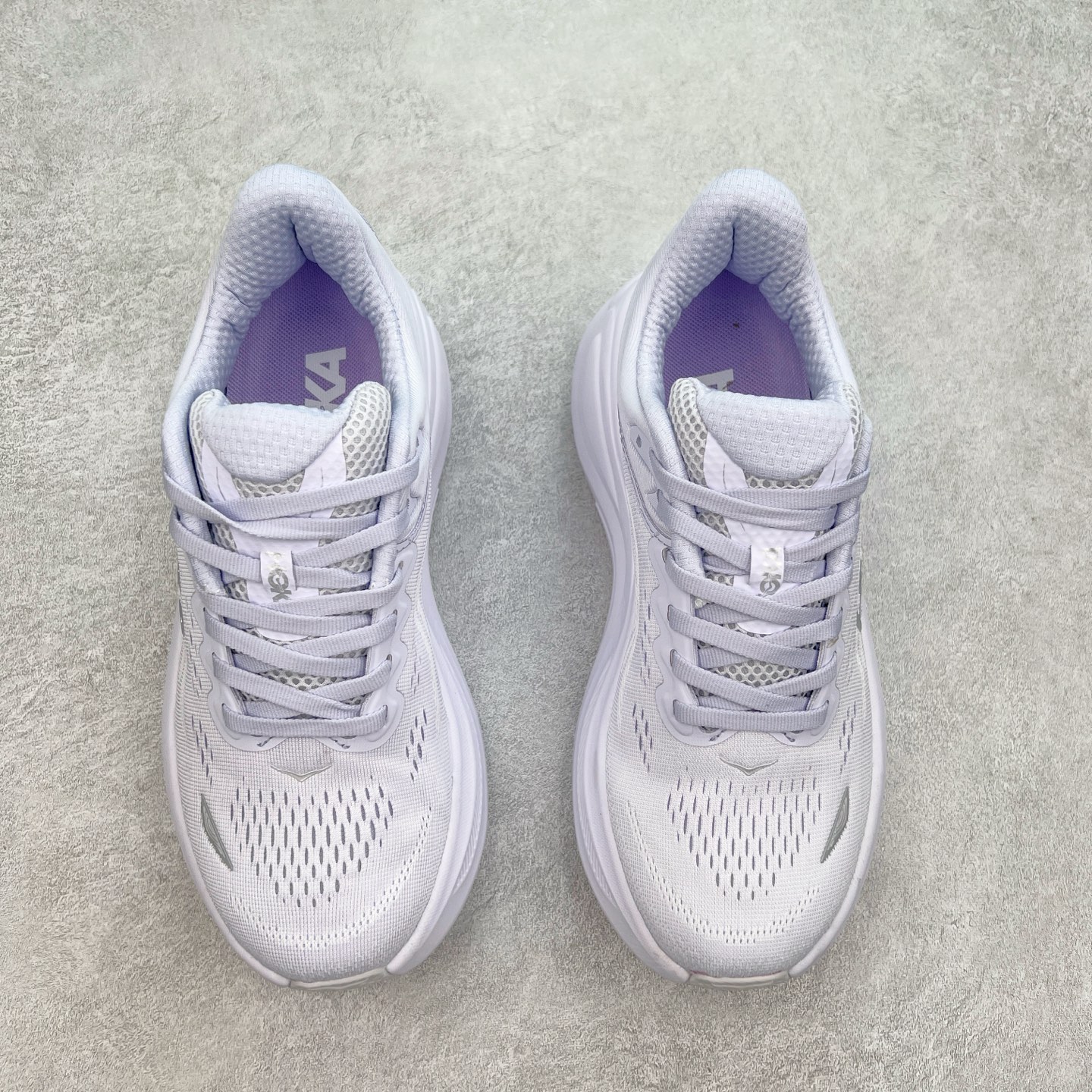 图片[2]-HOKA ONE ONE Bondi 9 WIDE 邦迪九代舒适防滑耐磨低帮休闲跑步鞋 HOKA ONE ONE是来自美国的跑步鞋知名品牌，创立于2009年，始终致力于为所有跑者提供更新、更好的跑步装备。相比常规跑鞋，HOKA ONE ONE特别研发使用性能独特的几何形跑鞋中底，此种鞋底更厚、更高、回弹性也更好，除了卓越的缓冲性能，它还能內各种阶段的跑者带来更具动感、更加稳定的跑步体验。HOKAONE ONE从设计之初就清楚意识到，要保证跑者步幅的均匀一致，双脚自然而然的运动至关重要。尺码：36 36.5 37.5 38 38.5 39 40 40.5 41 42 42.5 43 44 44.5 45-选品中心