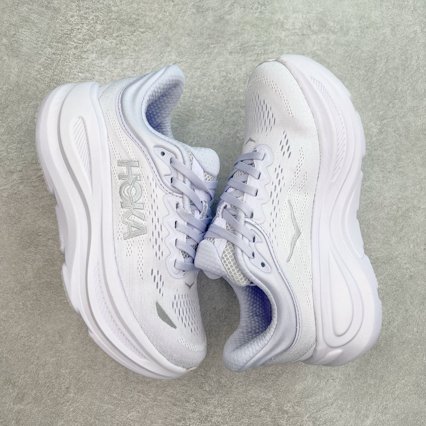 图片[3]-HOKA ONE ONE Bondi 9 WIDE 邦迪九代舒适防滑耐磨低帮休闲跑步鞋 HOKA ONE ONE是来自美国的跑步鞋知名品牌，创立于2009年，始终致力于为所有跑者提供更新、更好的跑步装备。相比常规跑鞋，HOKA ONE ONE特别研发使用性能独特的几何形跑鞋中底，此种鞋底更厚、更高、回弹性也更好，除了卓越的缓冲性能，它还能內各种阶段的跑者带来更具动感、更加稳定的跑步体验。HOKAONE ONE从设计之初就清楚意识到，要保证跑者步幅的均匀一致，双脚自然而然的运动至关重要。尺码：36 36.5 37.5 38 38.5 39 40 40.5 41 42 42.5 43 44 44.5 45-选品中心