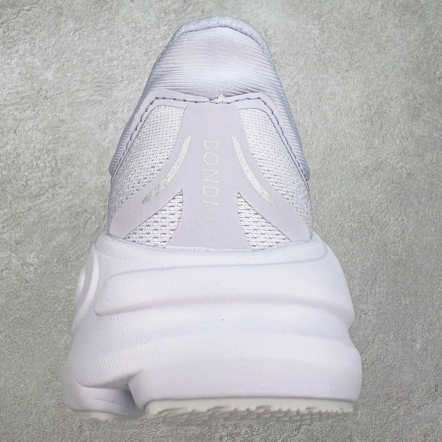 图片[8]-HOKA ONE ONE Bondi 9 WIDE 邦迪九代舒适防滑耐磨低帮休闲跑步鞋 HOKA ONE ONE是来自美国的跑步鞋知名品牌，创立于2009年，始终致力于为所有跑者提供更新、更好的跑步装备。相比常规跑鞋，HOKA ONE ONE特别研发使用性能独特的几何形跑鞋中底，此种鞋底更厚、更高、回弹性也更好，除了卓越的缓冲性能，它还能內各种阶段的跑者带来更具动感、更加稳定的跑步体验。HOKAONE ONE从设计之初就清楚意识到，要保证跑者步幅的均匀一致，双脚自然而然的运动至关重要。尺码：36 36.5 37.5 38 38.5 39 40 40.5 41 42 42.5 43 44 44.5 45-选品中心