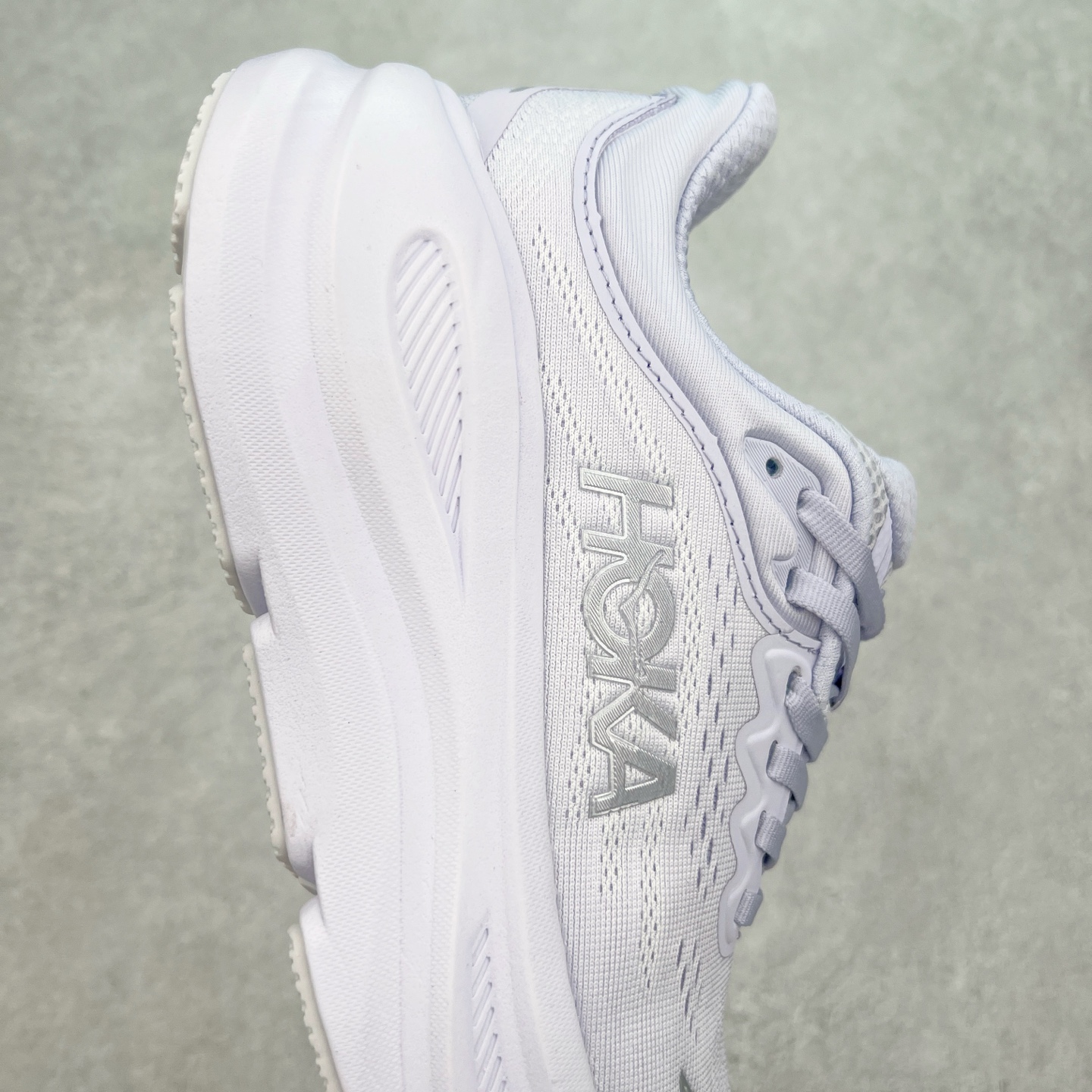 图片[6]-HOKA ONE ONE Bondi 9 WIDE 邦迪九代舒适防滑耐磨低帮休闲跑步鞋 HOKA ONE ONE是来自美国的跑步鞋知名品牌，创立于2009年，始终致力于为所有跑者提供更新、更好的跑步装备。相比常规跑鞋，HOKA ONE ONE特别研发使用性能独特的几何形跑鞋中底，此种鞋底更厚、更高、回弹性也更好，除了卓越的缓冲性能，它还能內各种阶段的跑者带来更具动感、更加稳定的跑步体验。HOKAONE ONE从设计之初就清楚意识到，要保证跑者步幅的均匀一致，双脚自然而然的运动至关重要。尺码：36 36.5 37.5 38 38.5 39 40 40.5 41 42 42.5 43 44 44.5 45-选品中心