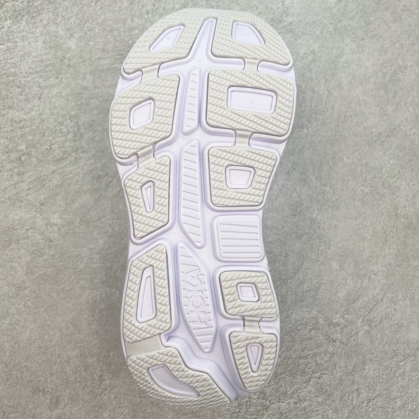 图片[9]-HOKA ONE ONE Bondi 9 WIDE 邦迪九代舒适防滑耐磨低帮休闲跑步鞋 HOKA ONE ONE是来自美国的跑步鞋知名品牌，创立于2009年，始终致力于为所有跑者提供更新、更好的跑步装备。相比常规跑鞋，HOKA ONE ONE特别研发使用性能独特的几何形跑鞋中底，此种鞋底更厚、更高、回弹性也更好，除了卓越的缓冲性能，它还能內各种阶段的跑者带来更具动感、更加稳定的跑步体验。HOKAONE ONE从设计之初就清楚意识到，要保证跑者步幅的均匀一致，双脚自然而然的运动至关重要。尺码：36 36.5 37.5 38 38.5 39 40 40.5 41 42 42.5 43 44 44.5 45-选品中心