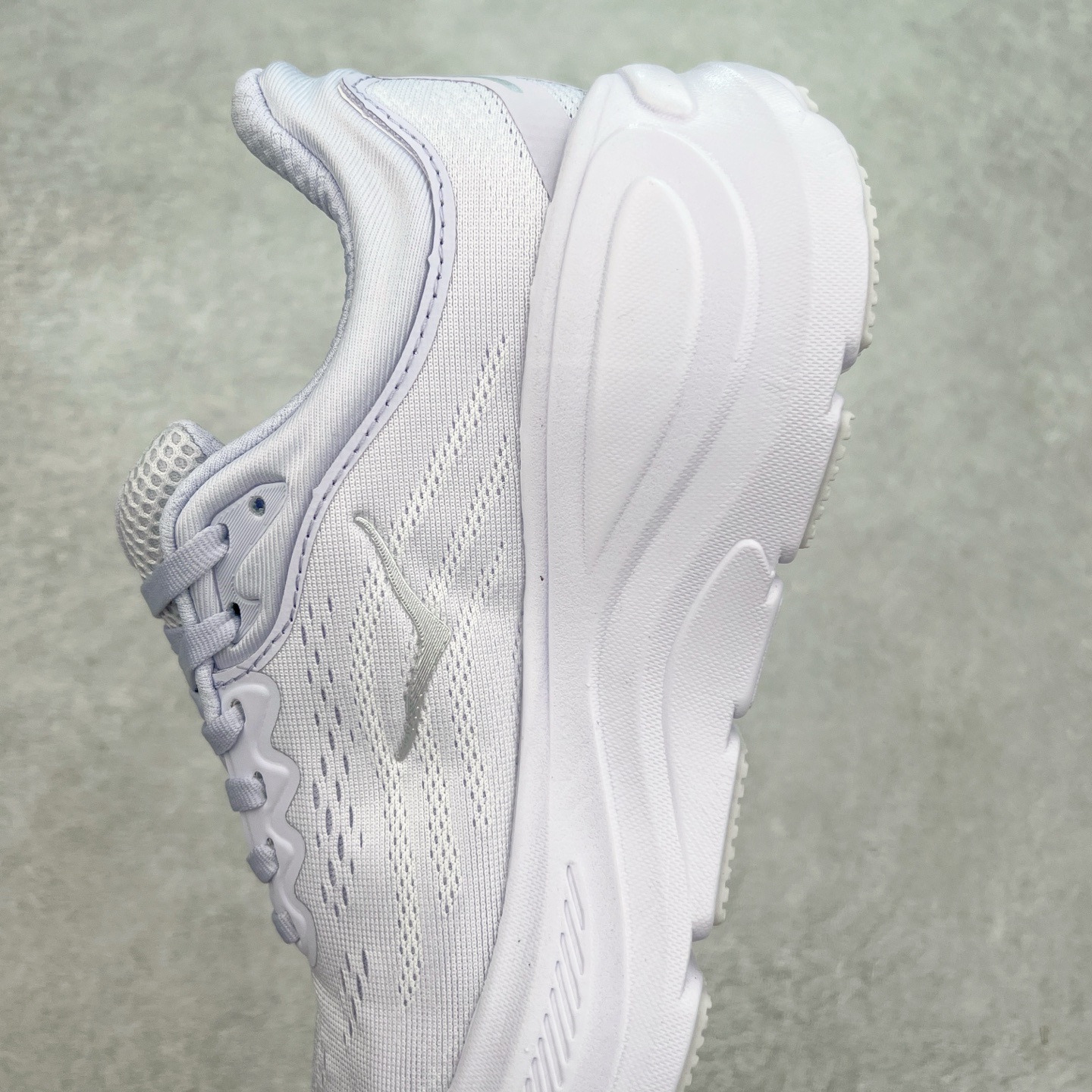 图片[7]-HOKA ONE ONE Bondi 9 WIDE 邦迪九代舒适防滑耐磨低帮休闲跑步鞋 HOKA ONE ONE是来自美国的跑步鞋知名品牌，创立于2009年，始终致力于为所有跑者提供更新、更好的跑步装备。相比常规跑鞋，HOKA ONE ONE特别研发使用性能独特的几何形跑鞋中底，此种鞋底更厚、更高、回弹性也更好，除了卓越的缓冲性能，它还能內各种阶段的跑者带来更具动感、更加稳定的跑步体验。HOKAONE ONE从设计之初就清楚意识到，要保证跑者步幅的均匀一致，双脚自然而然的运动至关重要。尺码：36 36.5 37.5 38 38.5 39 40 40.5 41 42 42.5 43 44 44.5 45-选品中心