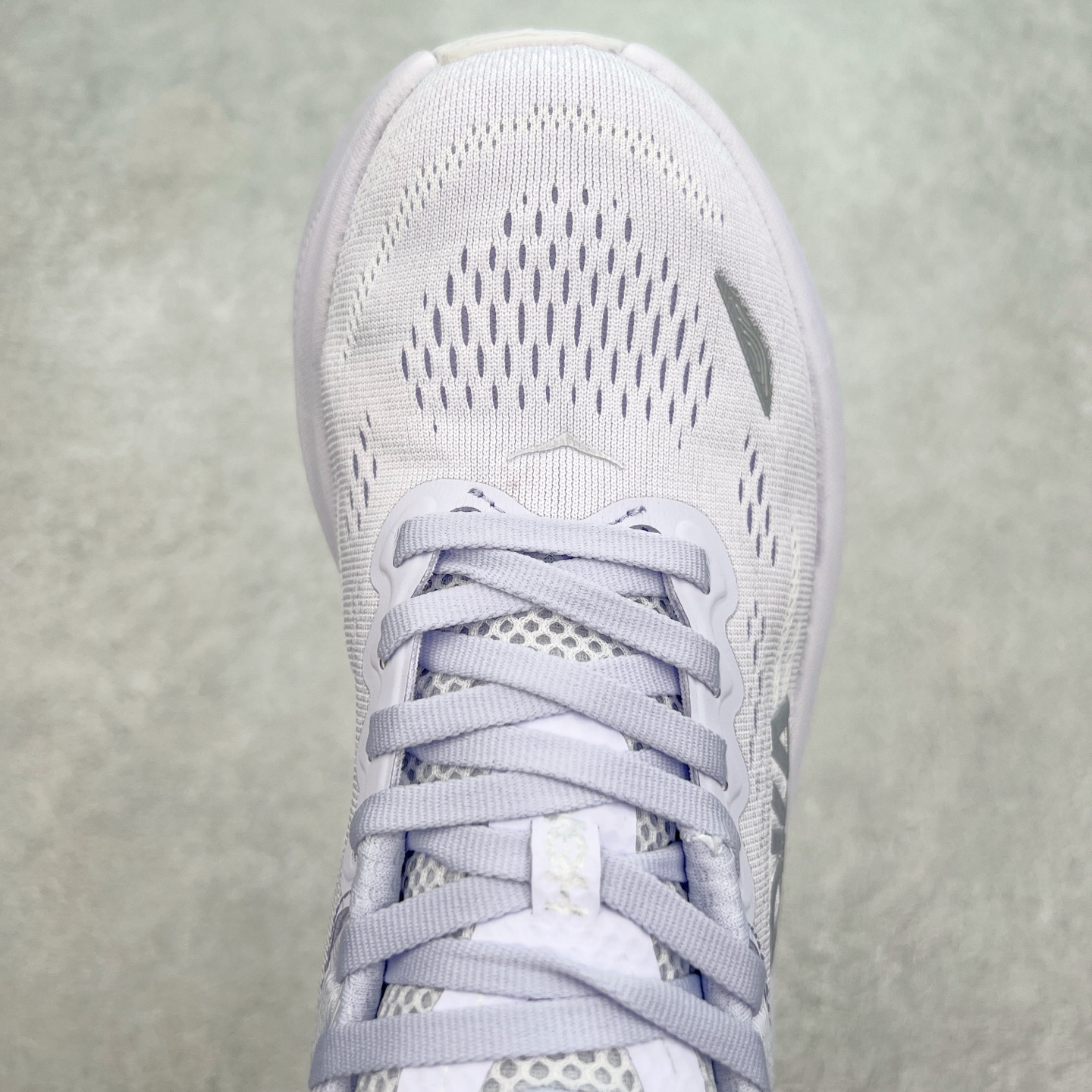 图片[4]-HOKA ONE ONE Bondi 9 WIDE 邦迪九代舒适防滑耐磨低帮休闲跑步鞋 HOKA ONE ONE是来自美国的跑步鞋知名品牌，创立于2009年，始终致力于为所有跑者提供更新、更好的跑步装备。相比常规跑鞋，HOKA ONE ONE特别研发使用性能独特的几何形跑鞋中底，此种鞋底更厚、更高、回弹性也更好，除了卓越的缓冲性能，它还能內各种阶段的跑者带来更具动感、更加稳定的跑步体验。HOKAONE ONE从设计之初就清楚意识到，要保证跑者步幅的均匀一致，双脚自然而然的运动至关重要。尺码：36 36.5 37.5 38 38.5 39 40 40.5 41 42 42.5 43 44 44.5 45-选品中心