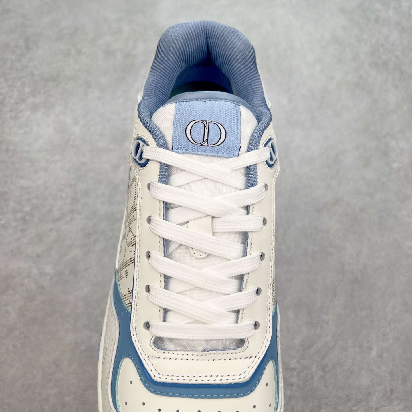 图片[5]-纯原 DIOR 迪奥 B27低帮 经典奢侈品休闲运动板鞋 东莞大厂生产 品质货真价实 代购级别 市面顶级版本 Oblique印花电秀 长时售卖 退换率超低这款B27运动鞋是DIOR的经典单品 和迪奥光滑牛皮革精心制作，侧面饰以米色和黑色提花Oblique印花镶边（激光冲孔）搭配CD lcon孔眼，双色橡胶鞋底，鞋舌和后跟处均饰以标志性细节，更显精致，时尚百搭，可为各种造型增光添彩 蓝色 奶油白色和迪奥灰光滑牛皮革 米色和黑色提花面料oblique印花 鞋底和鞋眼饰以DIOR标志 系带开合搭配CD·lcon孔眼网眼织物里料 双色橡胶外底 侧面缝线拼接结构 含防尘袋和一对鞋带 全套意大利正品包装 尺码 39 40 41 42 43 44 45 46-选品中心