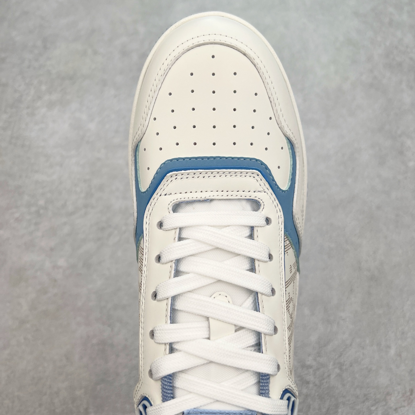 图片[4]-纯原 DIOR 迪奥 B27低帮 经典奢侈品休闲运动板鞋 东莞大厂生产 品质货真价实 代购级别 市面顶级版本 Oblique印花电秀 长时售卖 退换率超低这款B27运动鞋是DIOR的经典单品 和迪奥光滑牛皮革精心制作，侧面饰以米色和黑色提花Oblique印花镶边（激光冲孔）搭配CD lcon孔眼，双色橡胶鞋底，鞋舌和后跟处均饰以标志性细节，更显精致，时尚百搭，可为各种造型增光添彩 蓝色 奶油白色和迪奥灰光滑牛皮革 米色和黑色提花面料oblique印花 鞋底和鞋眼饰以DIOR标志 系带开合搭配CD·lcon孔眼网眼织物里料 双色橡胶外底 侧面缝线拼接结构 含防尘袋和一对鞋带 全套意大利正品包装 尺码 39 40 41 42 43 44 45 46-选品中心