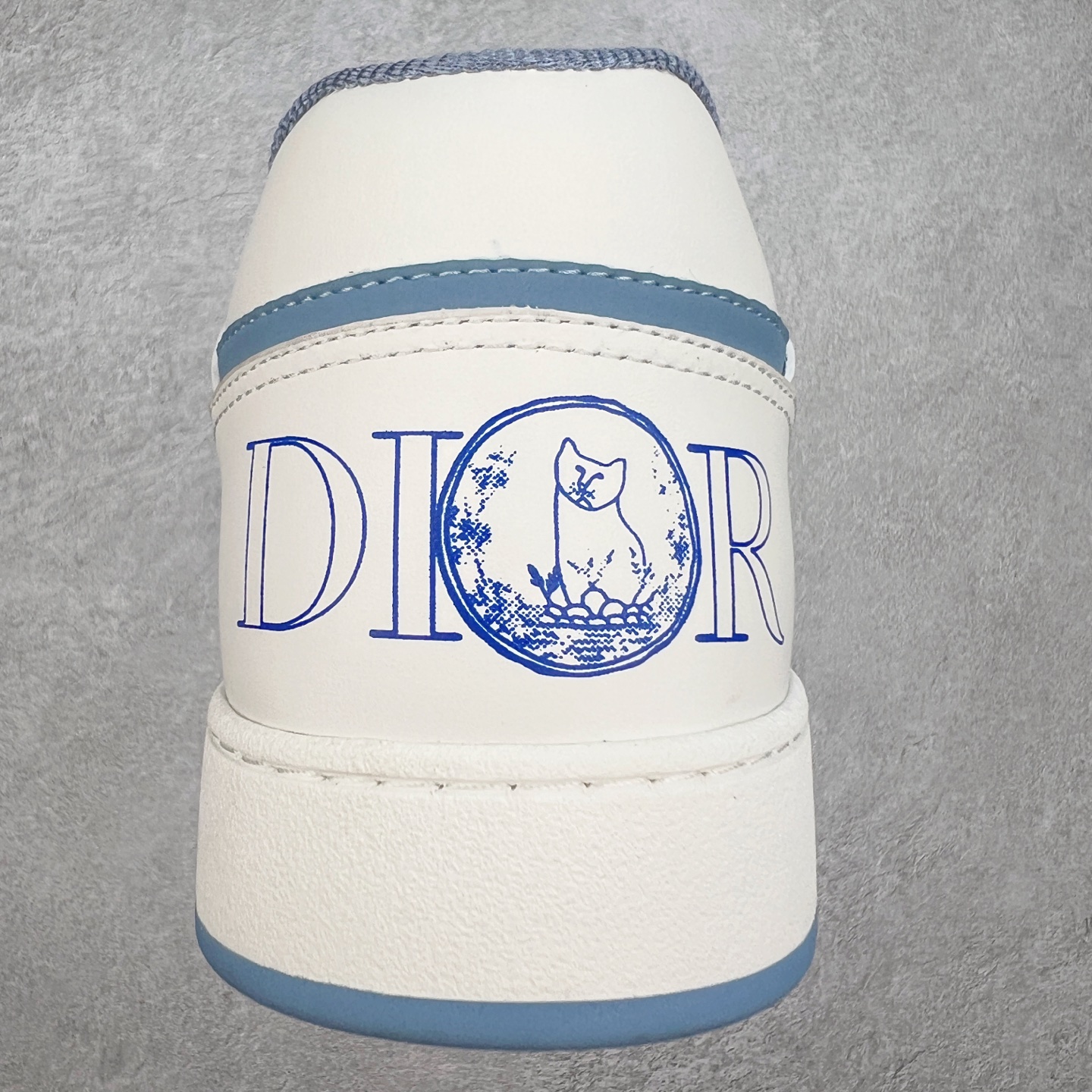 图片[8]-纯原 DIOR 迪奥 B27低帮 经典奢侈品休闲运动板鞋 东莞大厂生产 品质货真价实 代购级别 市面顶级版本 Oblique印花电秀 长时售卖 退换率超低这款B27运动鞋是DIOR的经典单品 和迪奥光滑牛皮革精心制作，侧面饰以米色和黑色提花Oblique印花镶边（激光冲孔）搭配CD lcon孔眼，双色橡胶鞋底，鞋舌和后跟处均饰以标志性细节，更显精致，时尚百搭，可为各种造型增光添彩 蓝色 奶油白色和迪奥灰光滑牛皮革 米色和黑色提花面料oblique印花 鞋底和鞋眼饰以DIOR标志 系带开合搭配CD·lcon孔眼网眼织物里料 双色橡胶外底 侧面缝线拼接结构 含防尘袋和一对鞋带 全套意大利正品包装 尺码 39 40 41 42 43 44 45 46-选品中心