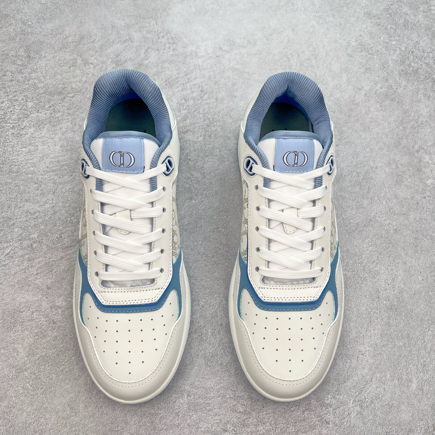 图片[2]-纯原 DIOR 迪奥 B27低帮 经典奢侈品休闲运动板鞋 东莞大厂生产 品质货真价实 代购级别 市面顶级版本 Oblique印花电秀 长时售卖 退换率超低这款B27运动鞋是DIOR的经典单品 和迪奥光滑牛皮革精心制作，侧面饰以米色和黑色提花Oblique印花镶边（激光冲孔）搭配CD lcon孔眼，双色橡胶鞋底，鞋舌和后跟处均饰以标志性细节，更显精致，时尚百搭，可为各种造型增光添彩 蓝色 奶油白色和迪奥灰光滑牛皮革 米色和黑色提花面料oblique印花 鞋底和鞋眼饰以DIOR标志 系带开合搭配CD·lcon孔眼网眼织物里料 双色橡胶外底 侧面缝线拼接结构 含防尘袋和一对鞋带 全套意大利正品包装 尺码 39 40 41 42 43 44 45 46-选品中心